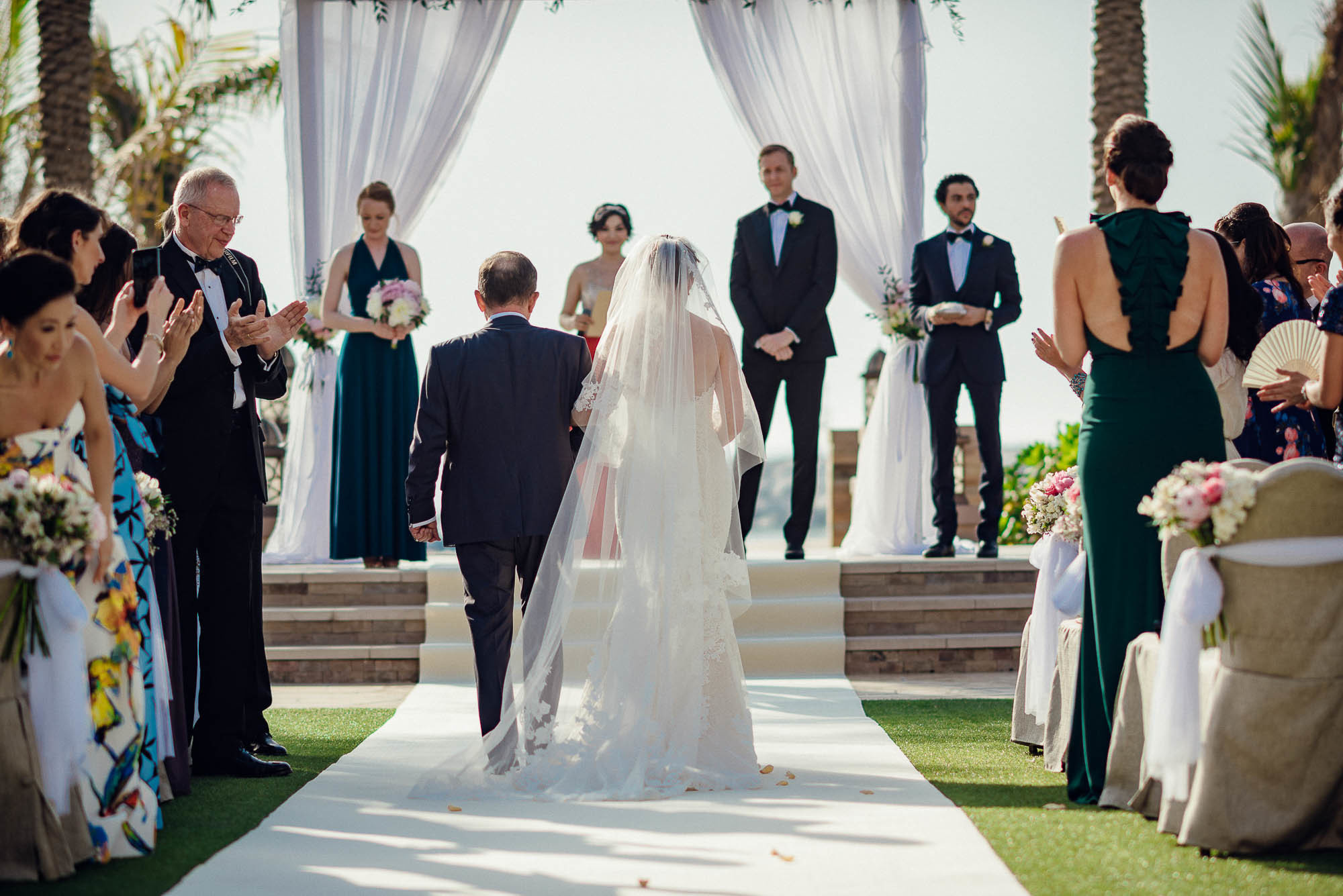 Отец ведет невесту к алтарю, свадебная церемония в Дубаи