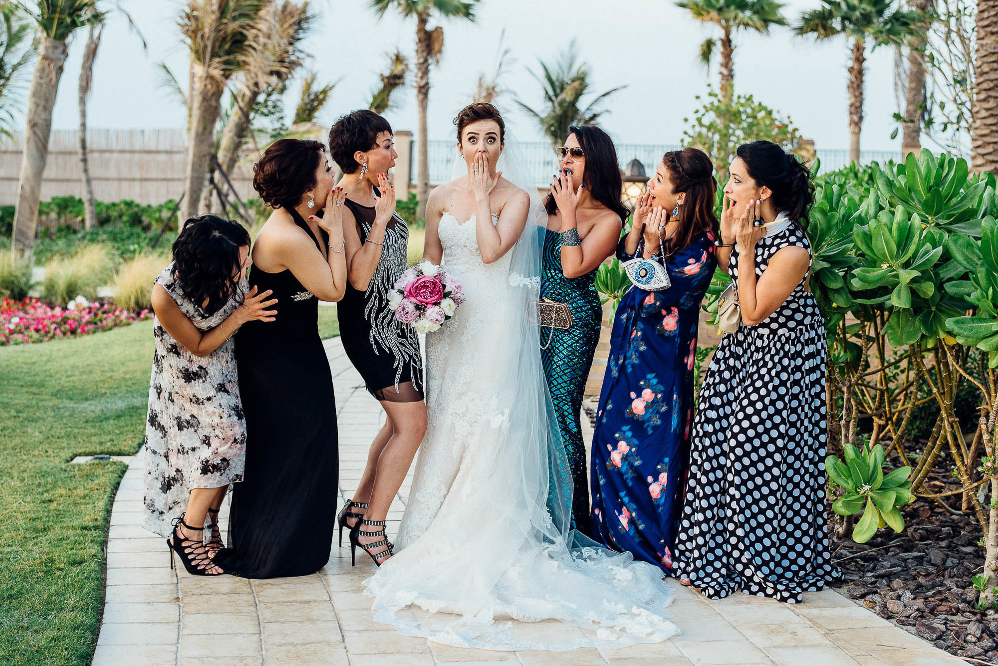 Невеста в окружении удивленных подружек не верит своему счастью