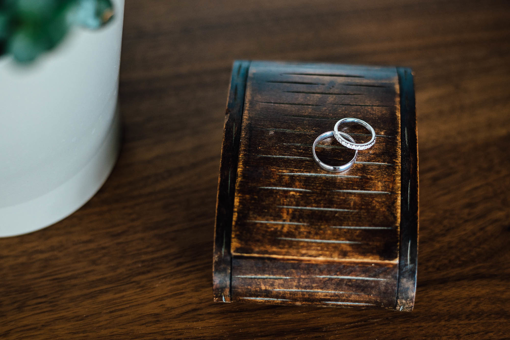 Пара обручальных колец на подставке на деревянном столе, свадебная фотосессия, Дубаи