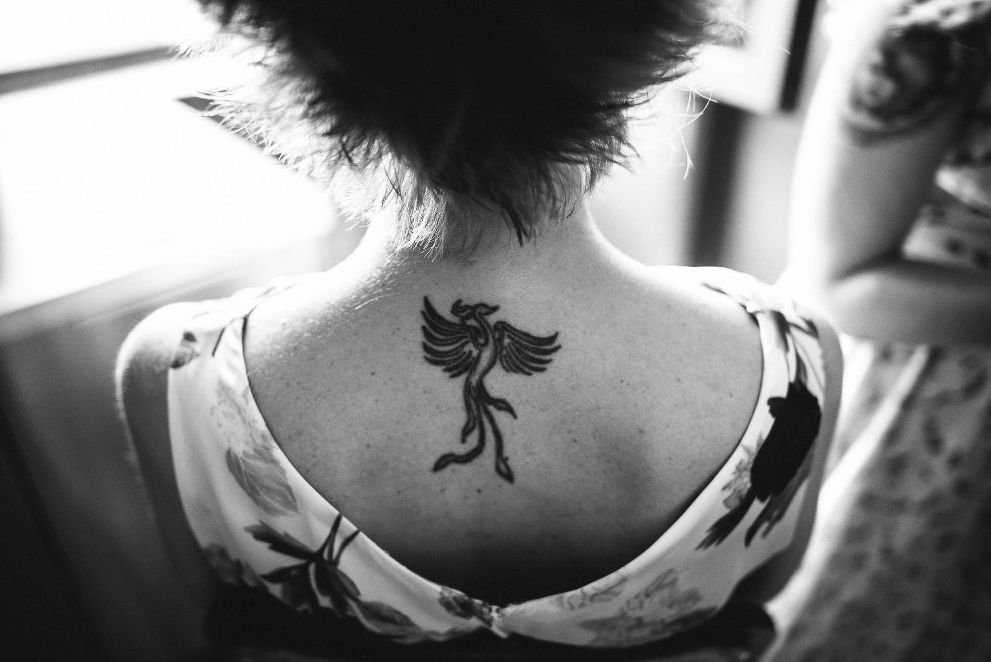 Черно-белое фото татуировки в виде жар-птицы на спине девушки, фотосессия в Вероне Италия