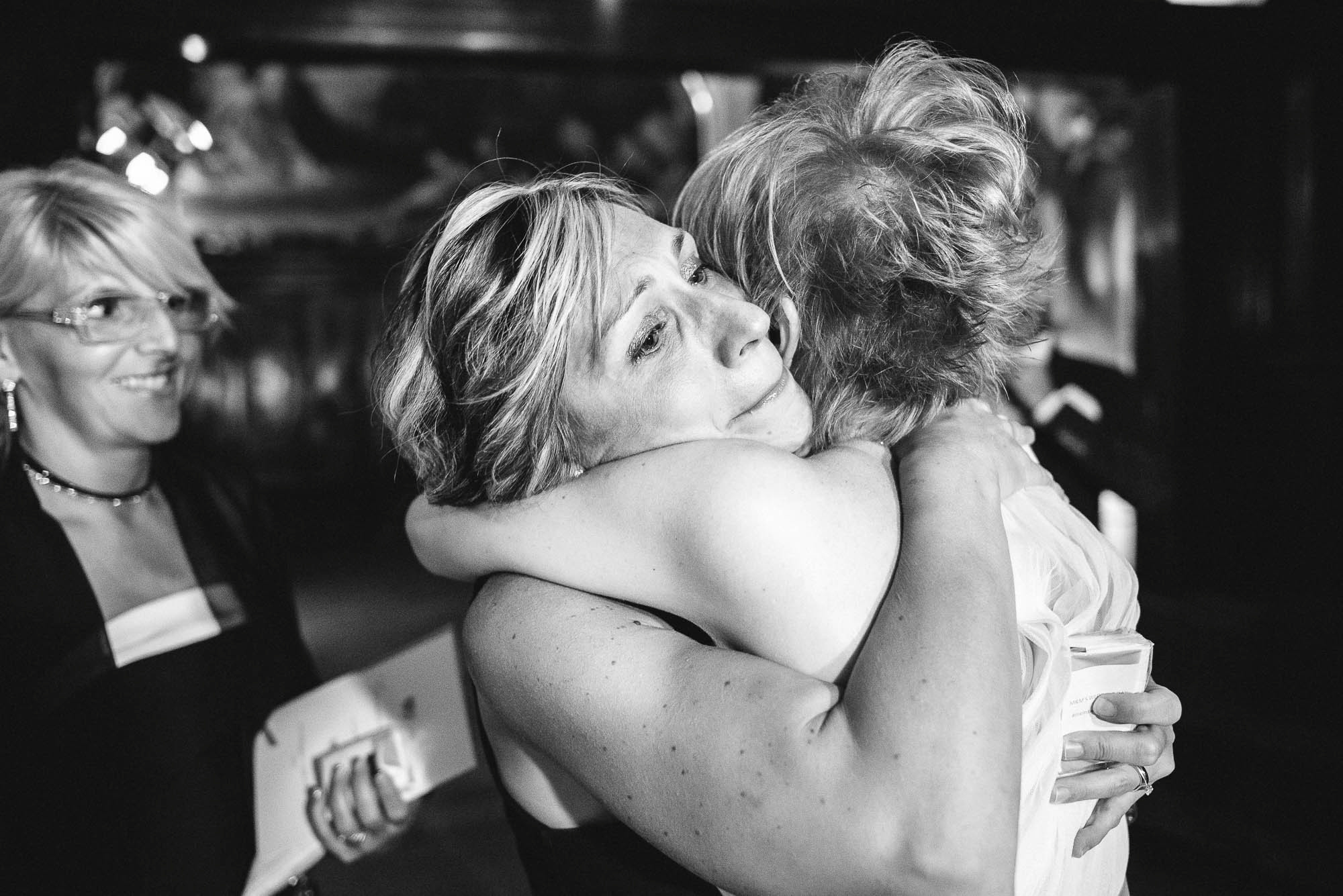 Счастливая мать обнимает невесту, свадьба в Вероне, Италия