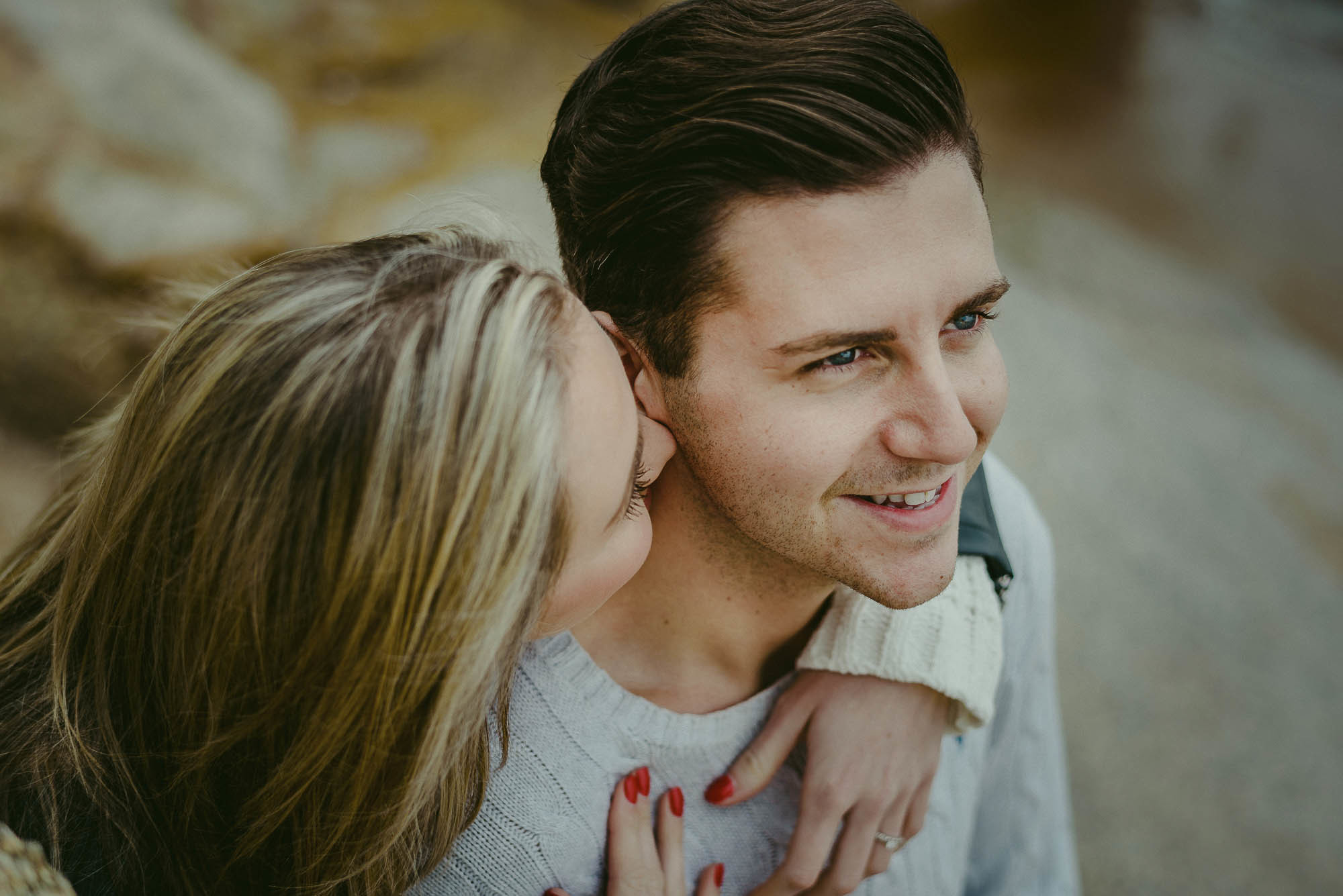 Девушка обнимает и целует любимого, lovestory фотосессия с Seryphoto