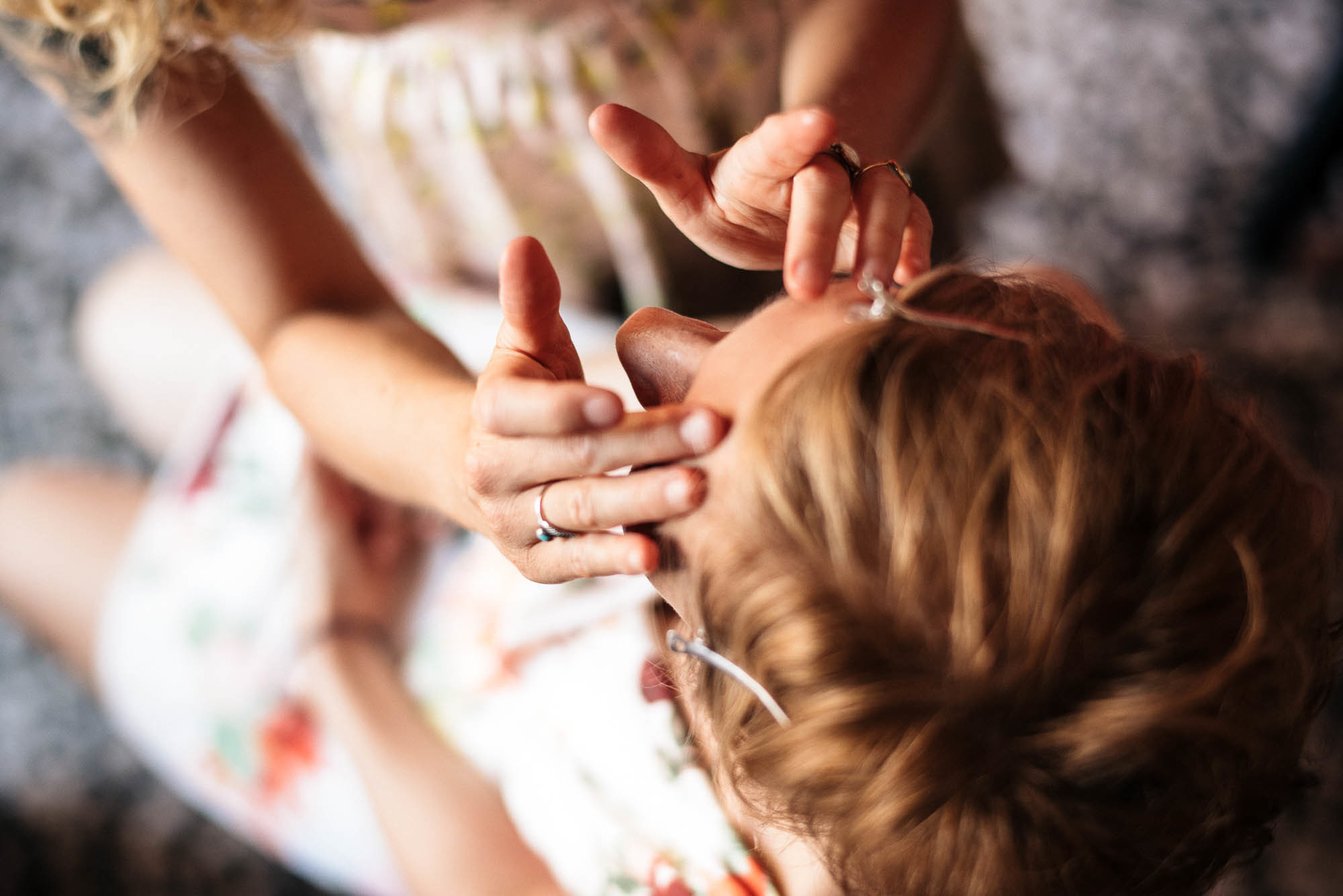 Подруга помогает невесте нанести макияж, свадебная фотосессия в Вероне, Италия