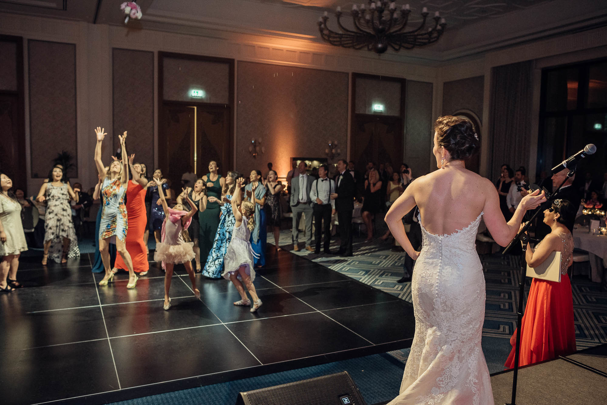 Полет свадебного букета и пытающиеся его поймать девушки