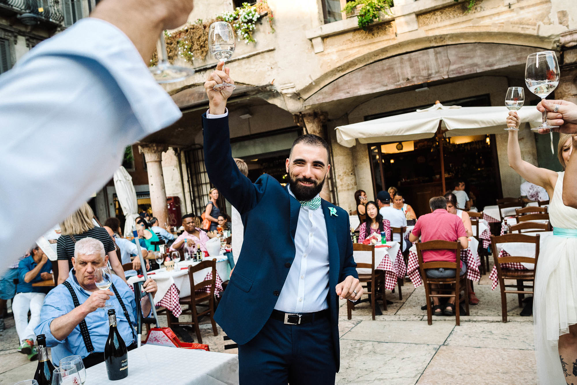 Счастливый жених с бокалом шампанского