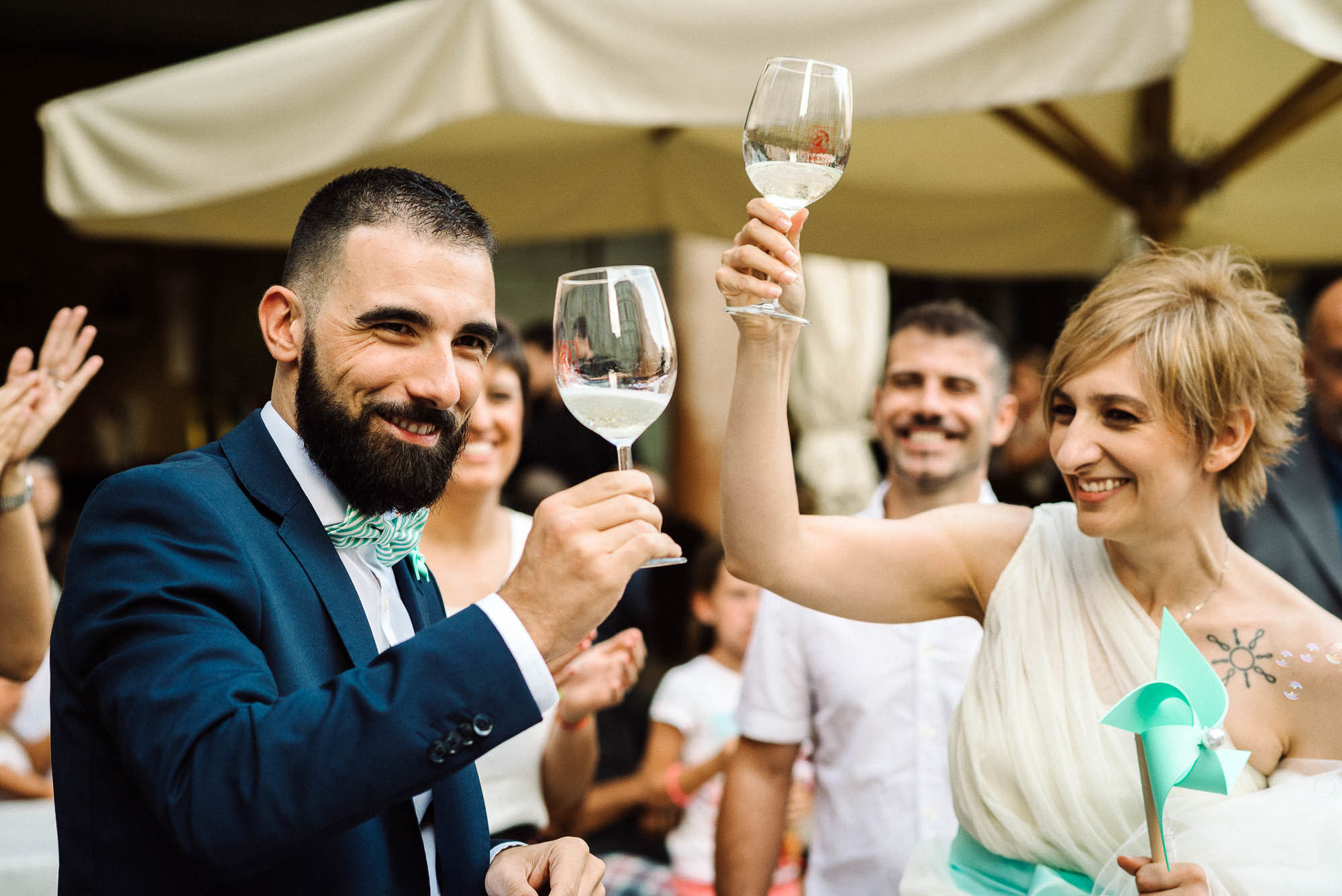 Молодожены с бокалами шампанского во время свадебной фотосессии в Вероне, Италия