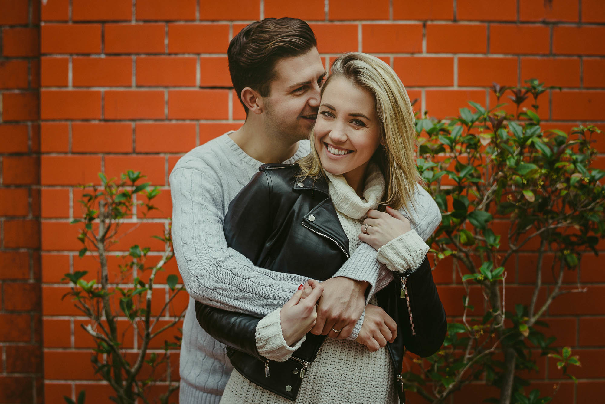 Мужчина обнимает и целует свою любимую 