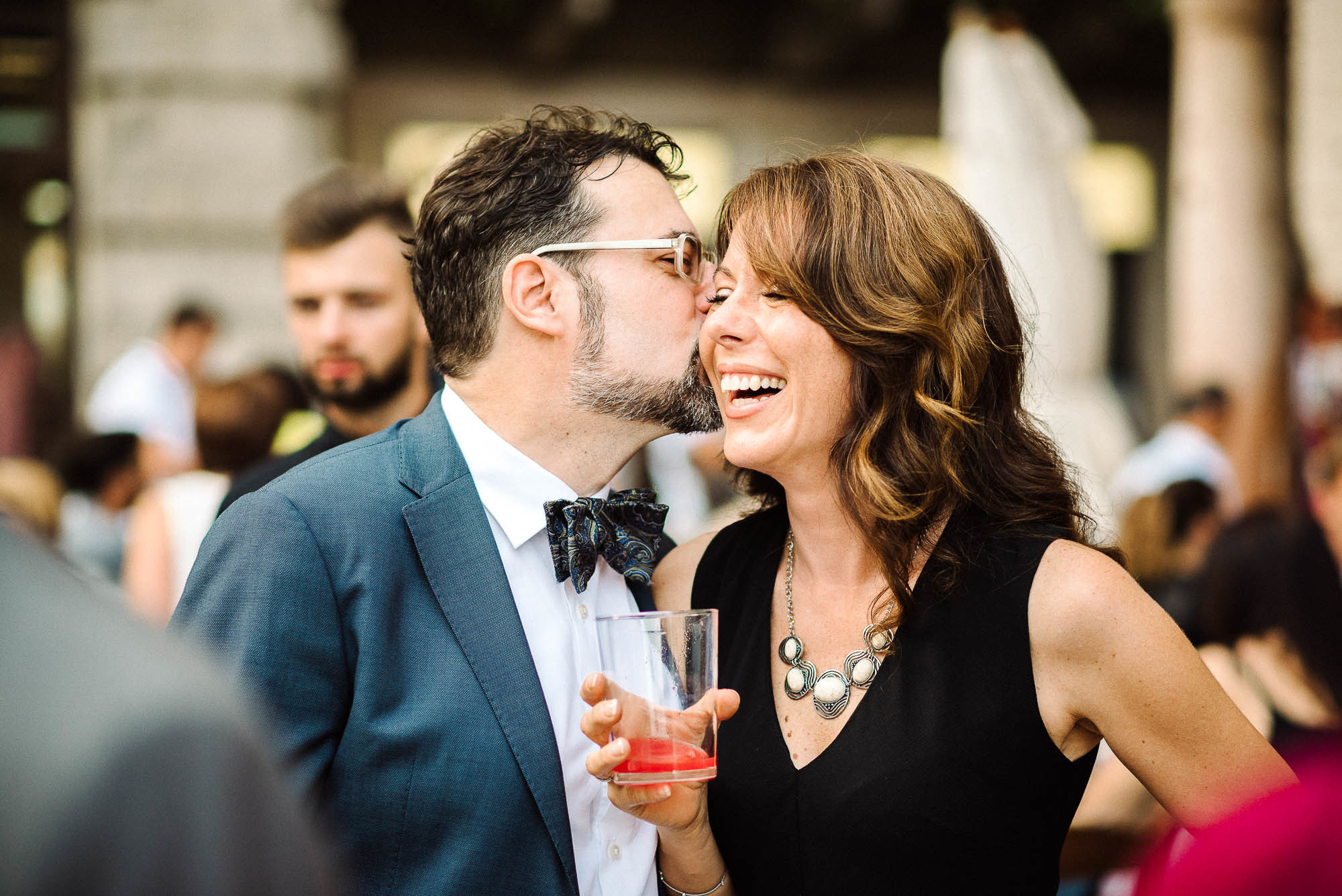 Мужчина целует женщину в щечку