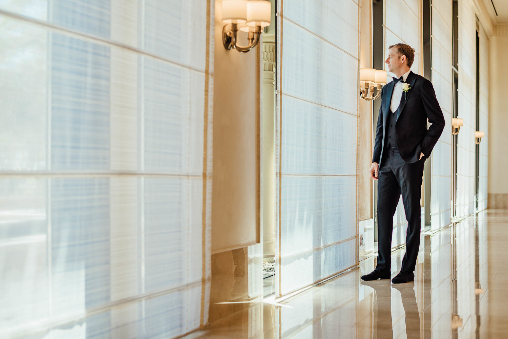 Жених в залитом солнцем коридоре гостиницы, свадебная фотосессия в  Дубаи, ОАЭ