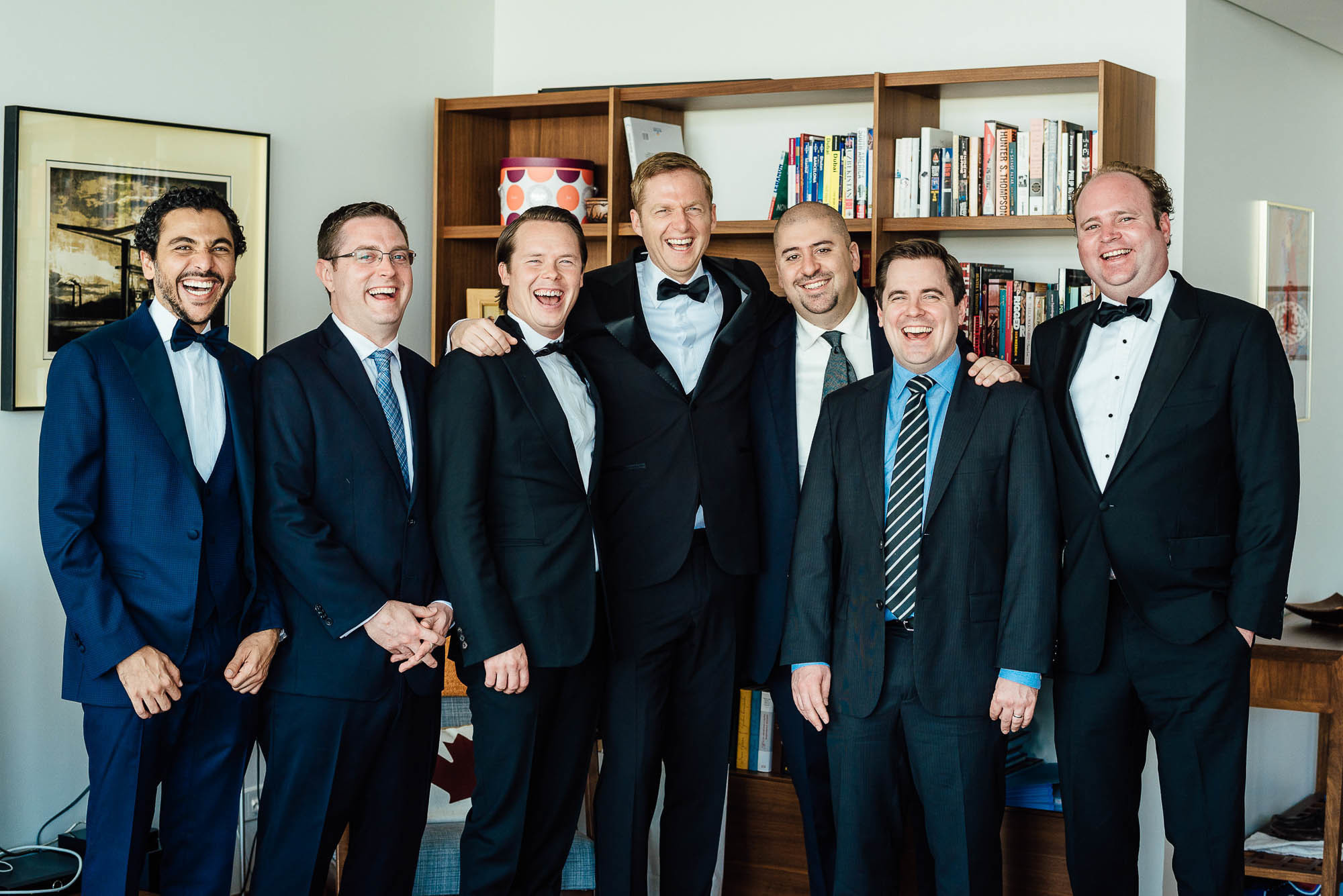 Коллективное фото жениха с друзьями в костюмах перед свадьбой