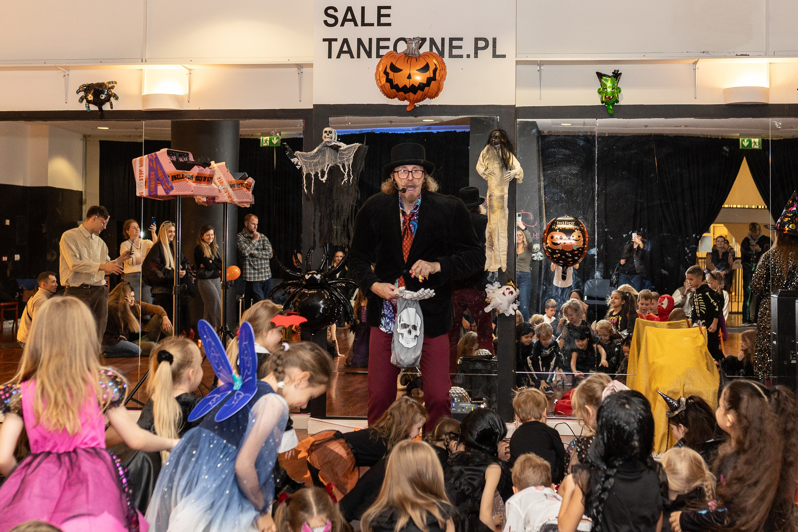 Leo dance studio Helloween 2025. Семейный и детский фотограф в Варшаве Мила Бобровская