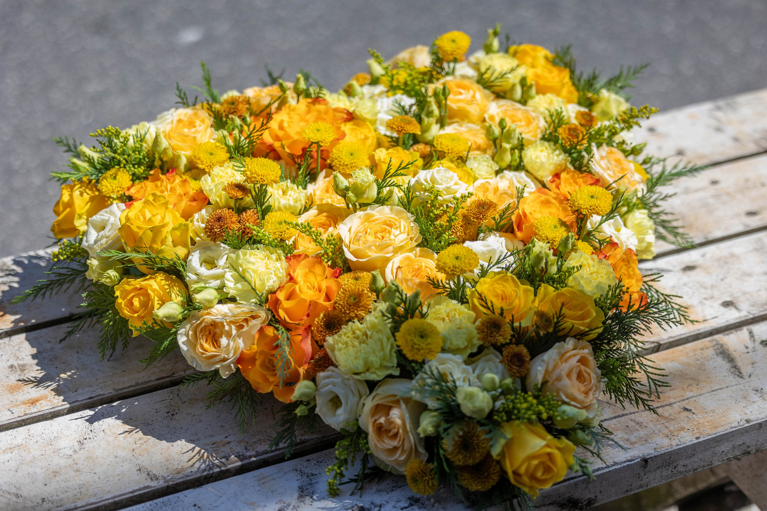 Et hjerte af varme og kærlighed: Dette hjerte er mere end blot en genstand - det er en indkapsling af varme og kærlighed. Den udstråler en indbydende glød, der tiltrækker og beroliger sjælen. Hver linje, hver kurve fortæller en historie om omsorg, hengivenhed og dyb forbindelse.