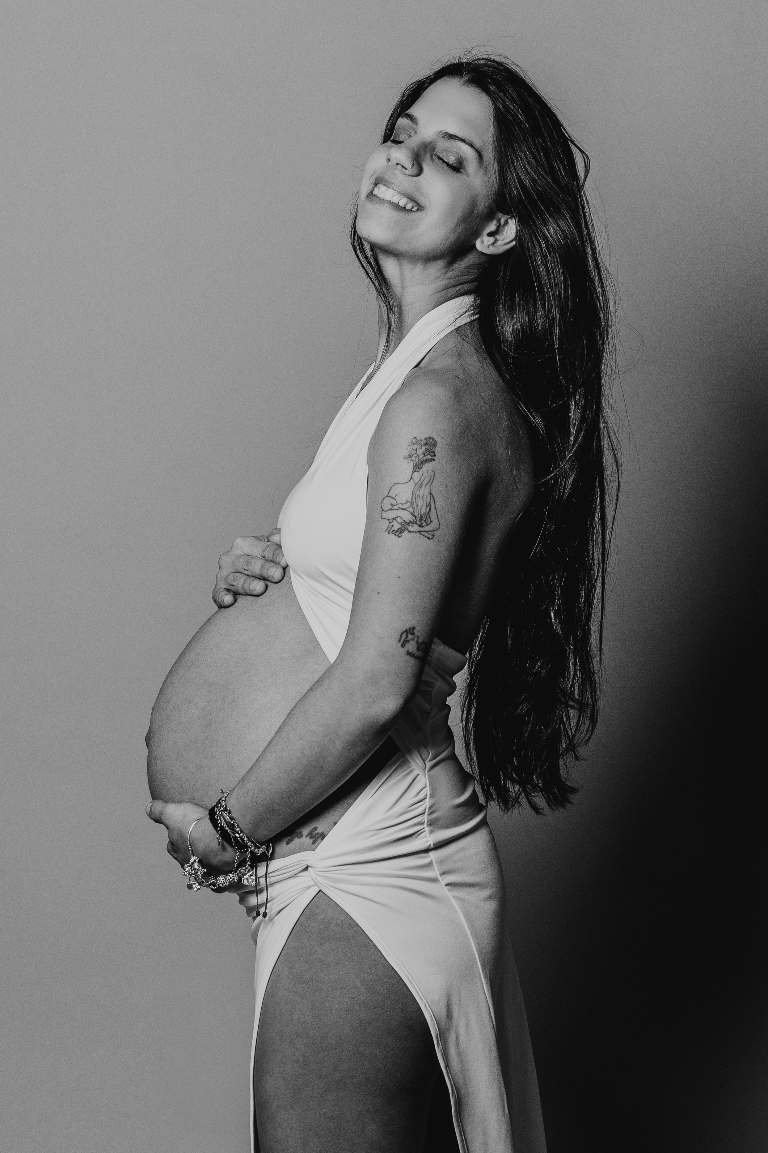 Fotografía artística de maternidad con iluminación profesional – Rainbox, Torrejón de Ardoz