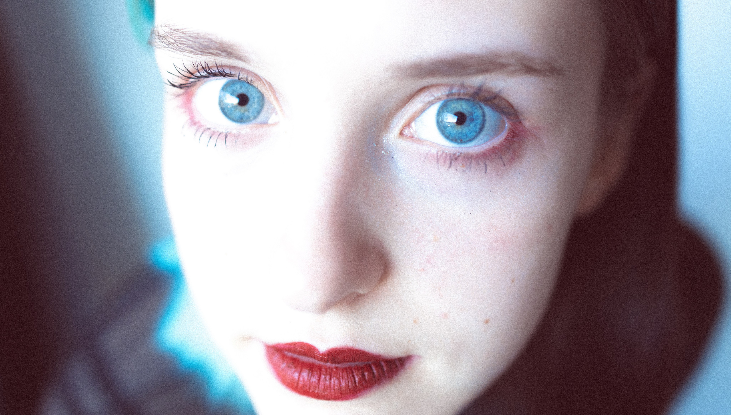 Portrait de femme charismatique. Histoires d’amour, séances photos de famille et de mariage en France