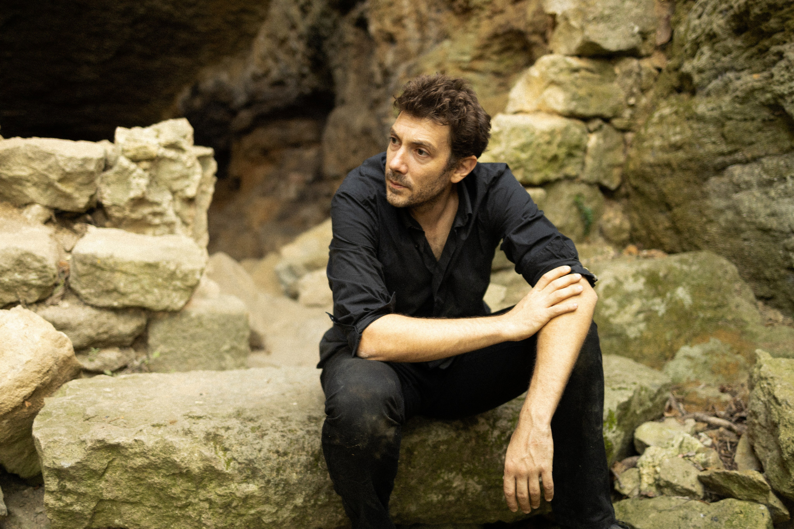 Portrait du portfolio d’un acteur Avignon Provence France. Histoires d’amour, séances photos de famille et de mariage en France