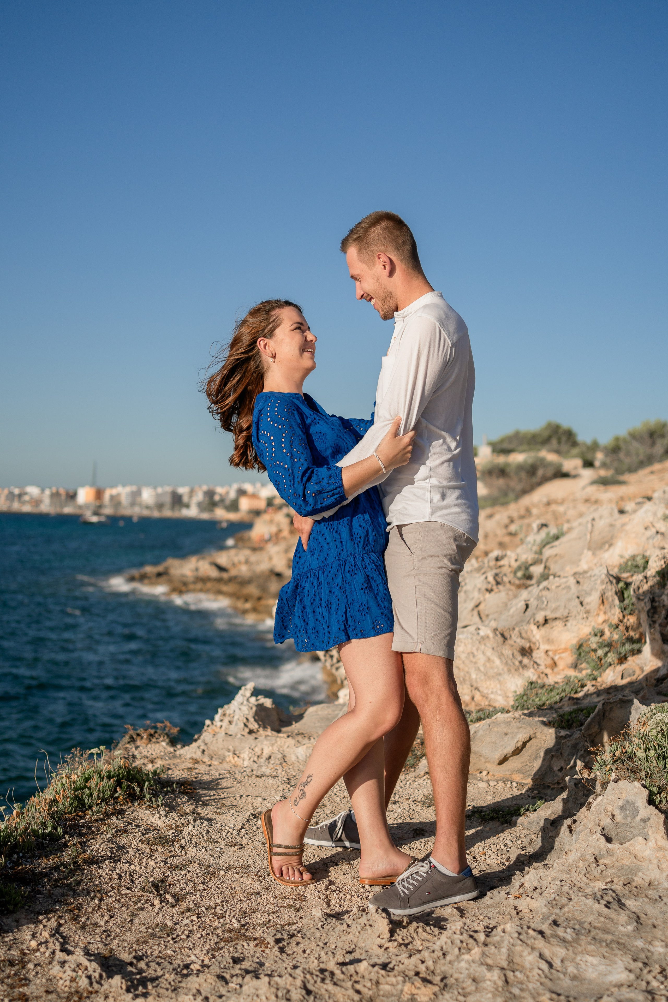 Romantischer Heiratsantrag auf Mallorca – Überraschung am Meer. Deine Fotografin auf Mallorca für Familien und Business