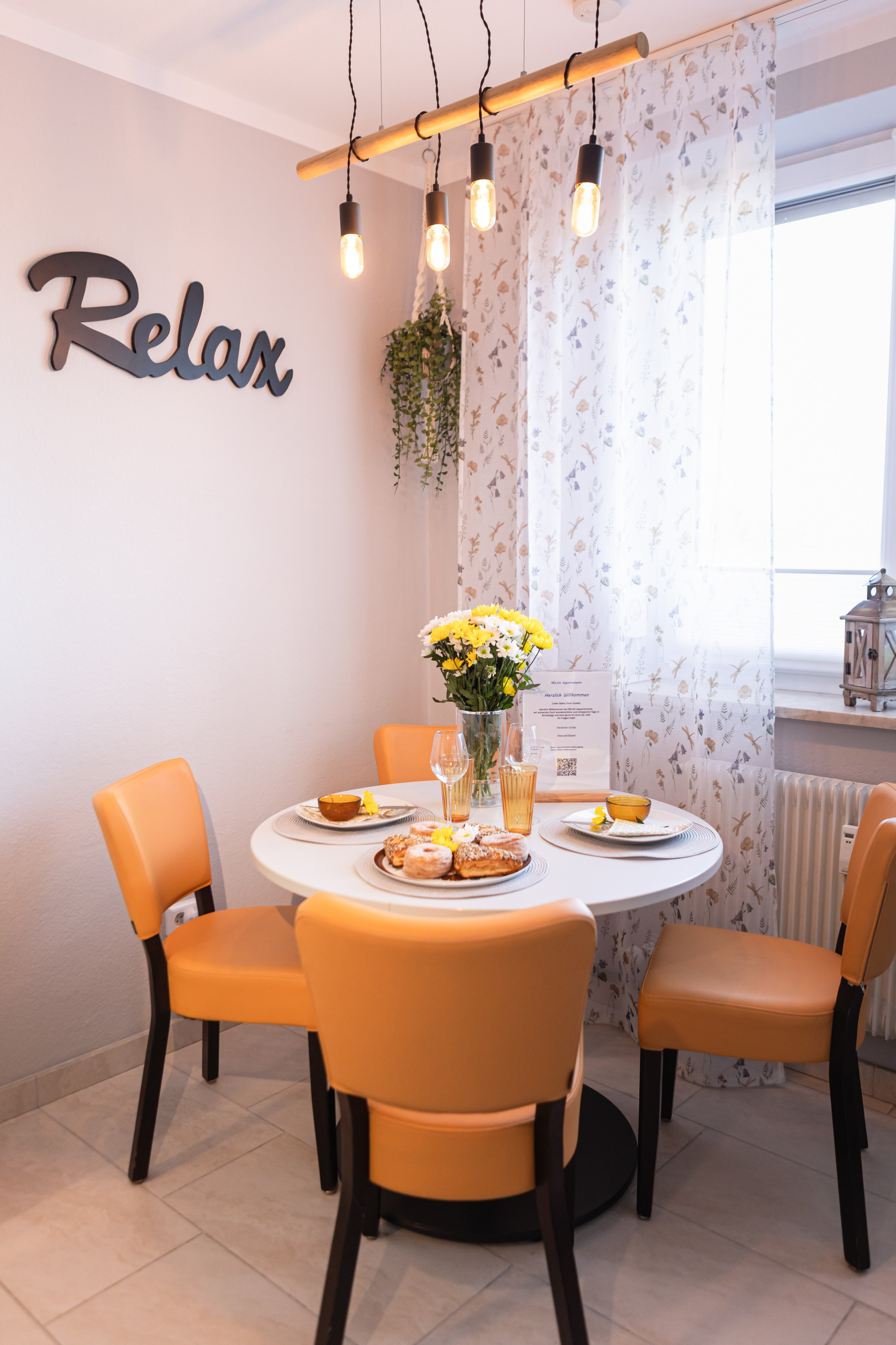 Fotografie einer stilvollen Küche mit eingebauten Geräten und großzügigem Grundriss, aufgenommen von einem Immobilienfotografen