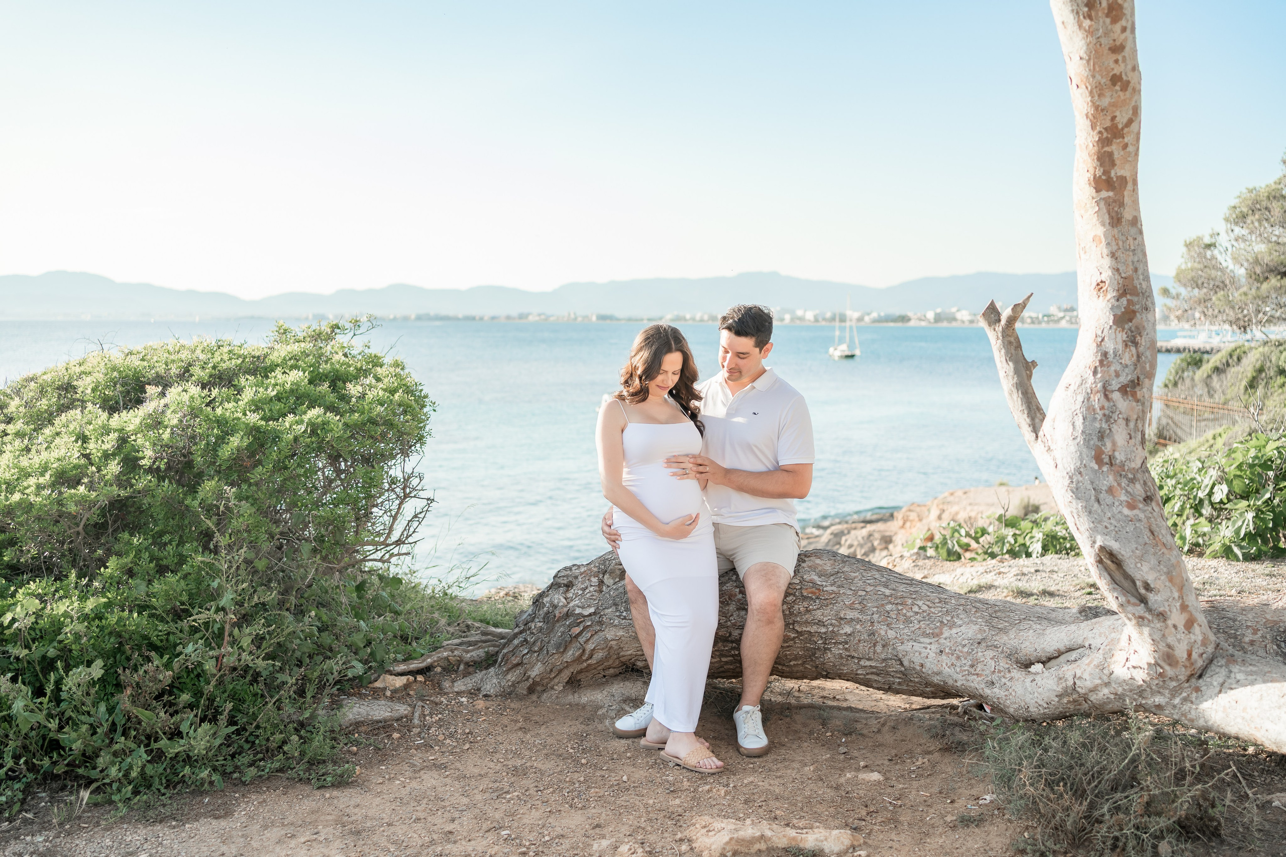 Maternity Photoshoot by the Sea in Mallorca – Natural & Timeless Moments. Deine Fotografin auf Mallorca für Familien und Business