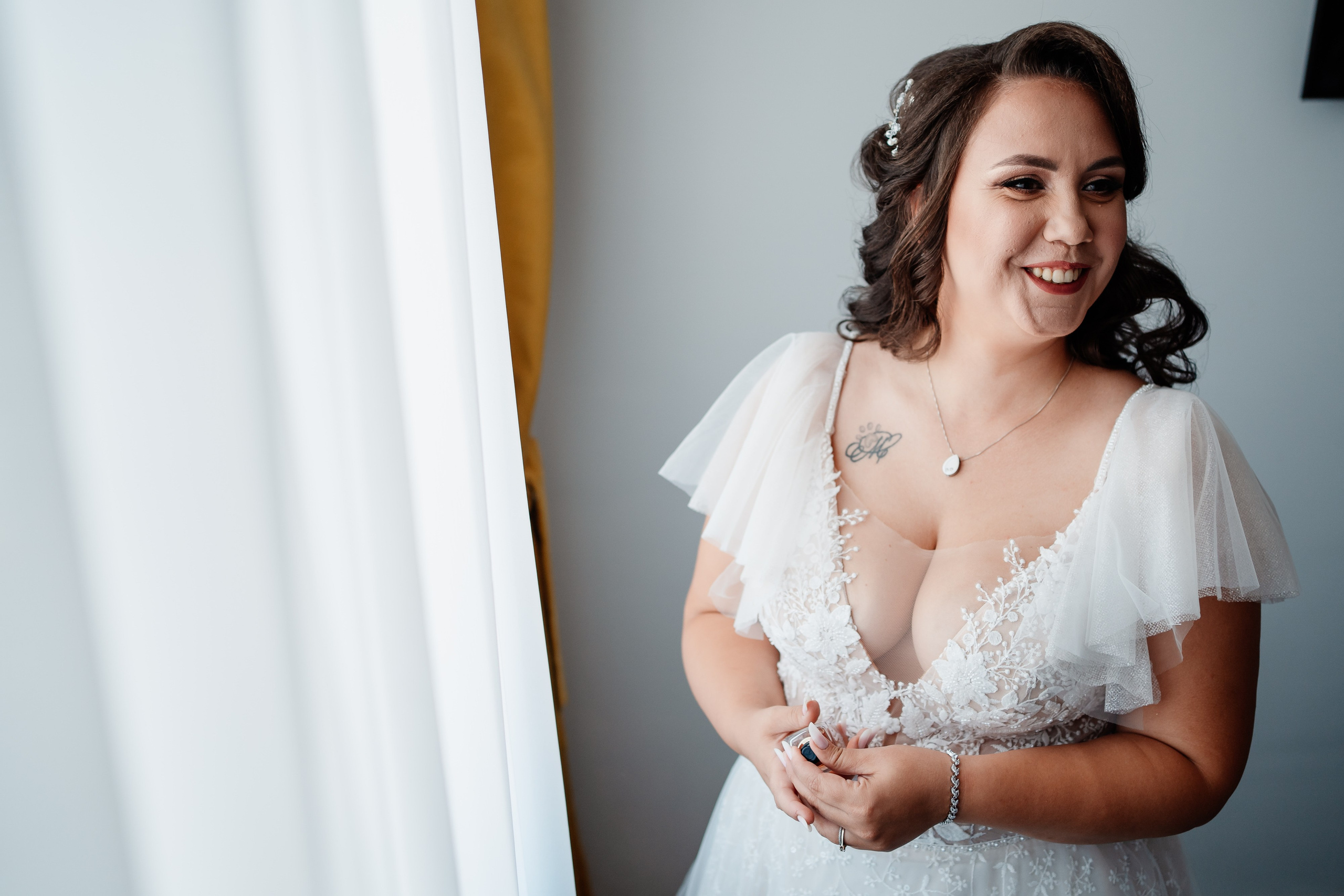 Moment emoționant între miri în ziua nunții, surprins într-un cadru natural și romantic, la Daimon Events. Fotografie de nuntă profesională, editată artistic pentru a evidenția emoția și eleganța evenimentului.