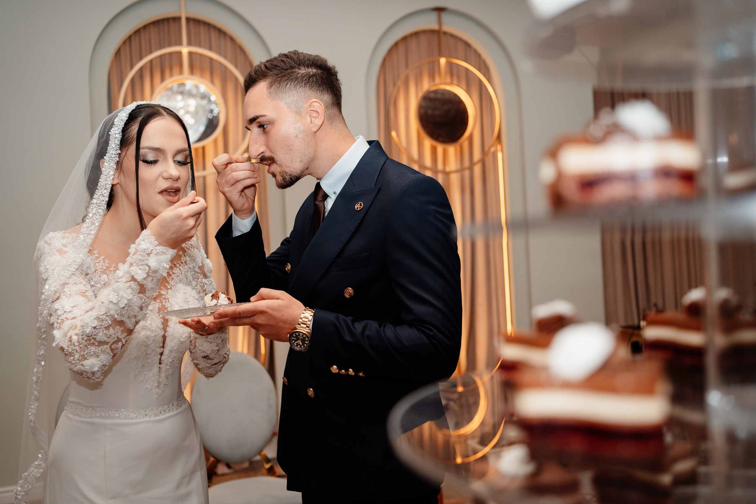Moment emoționant între miri în ziua nunții, surprins într-un cadru natural și romantic, la Reina Events. Fotografie de nuntă profesională, editată artistic pentru a evidenția emoția și eleganța evenimentului.