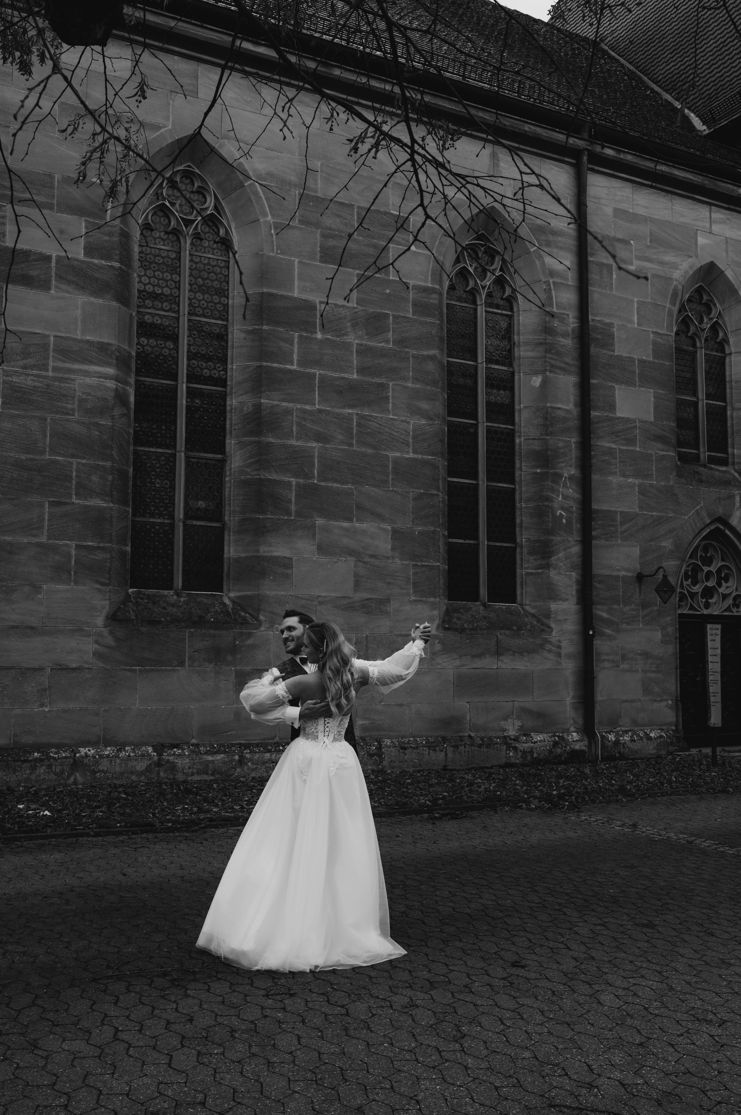 Tanzendes Paar unter funkelnden Lichtern