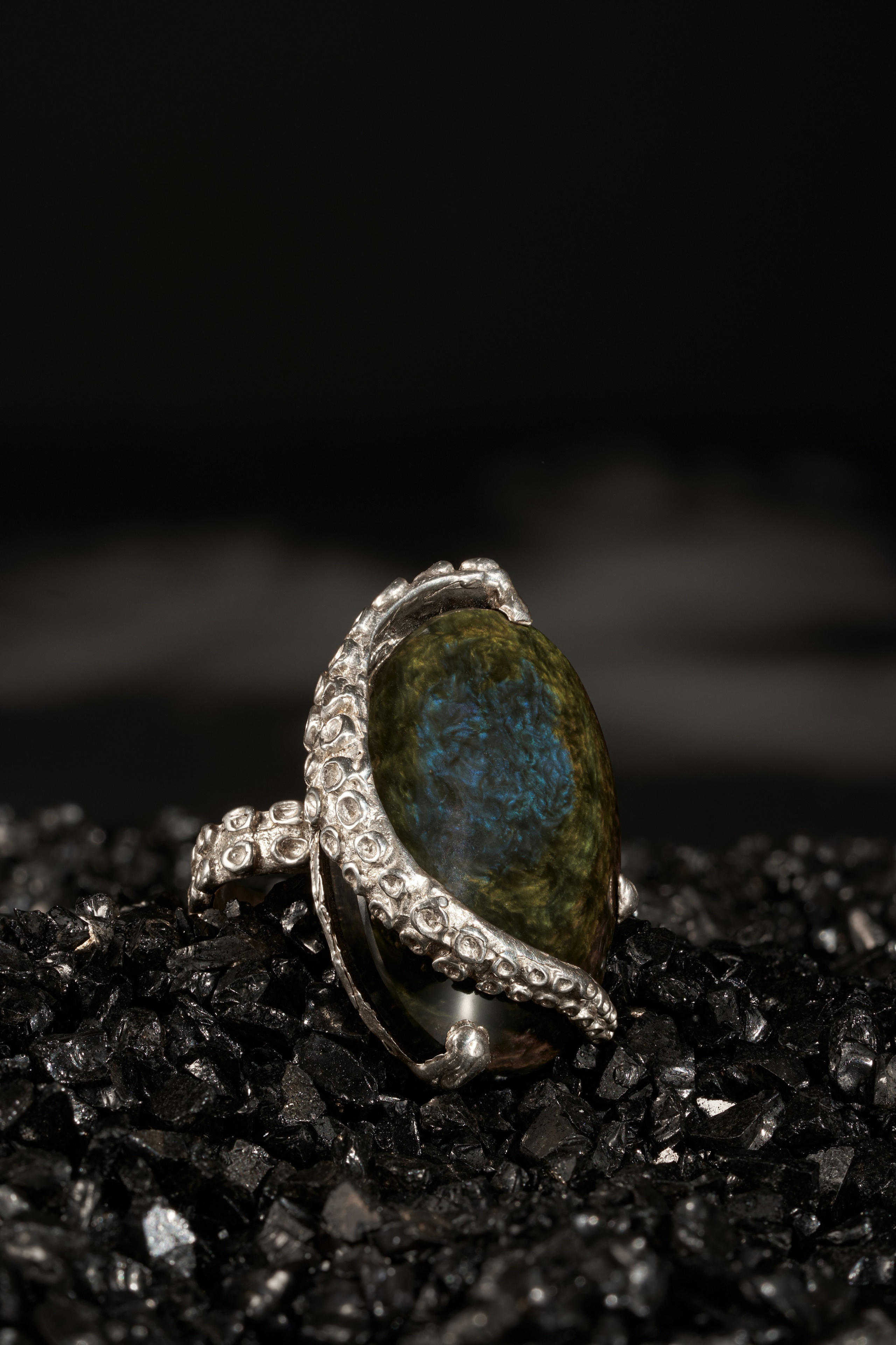 Imagen de pendientes de esmeralda en fondo blanco