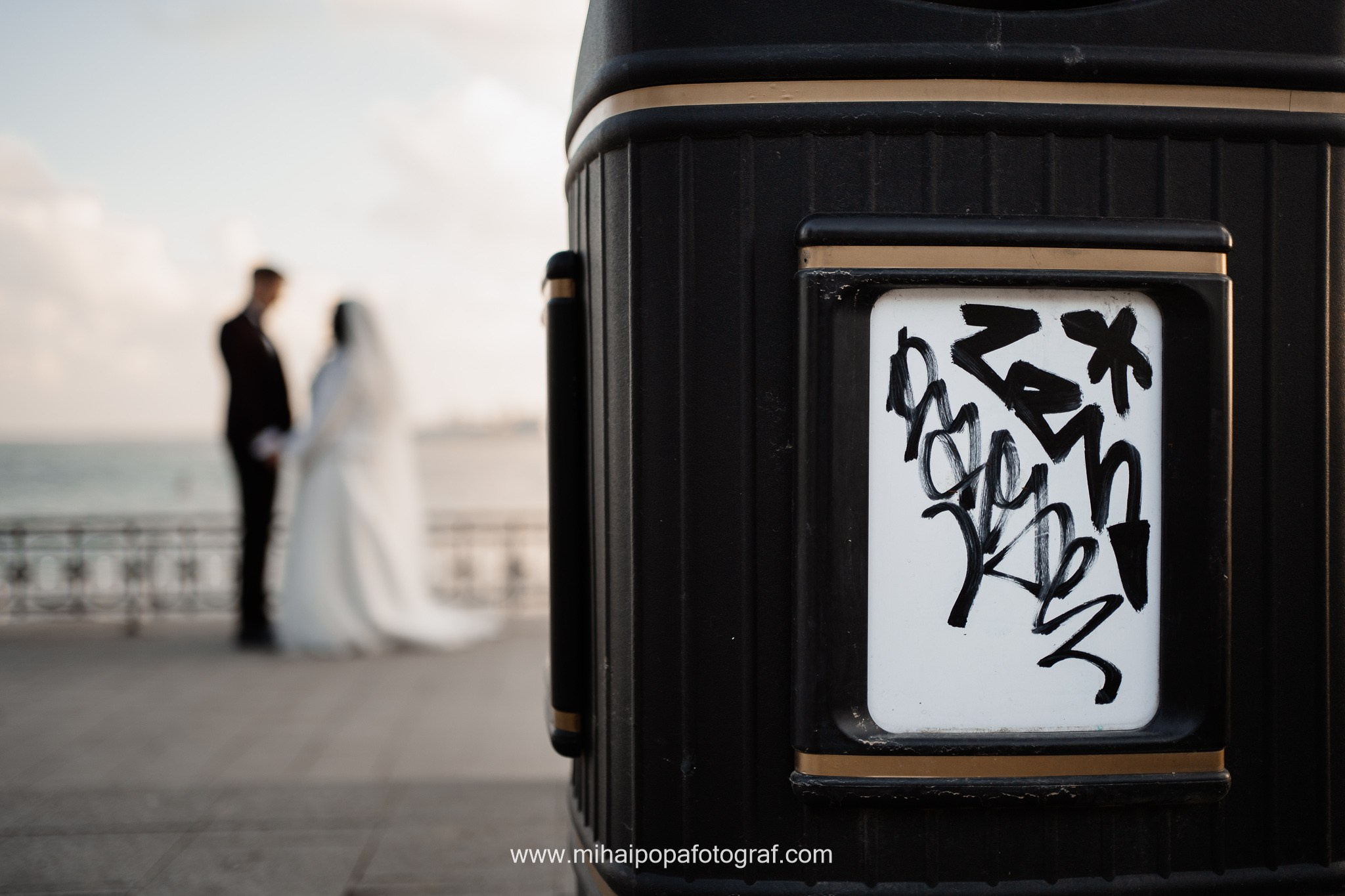 Moment emoționant între miri în ziua nunții, surprins într-un cadru natural și romantic, la Cazinoul Constanta. Fotografie de nuntă profesională, editată artistic pentru a evidenția emoția și eleganța evenimentului.