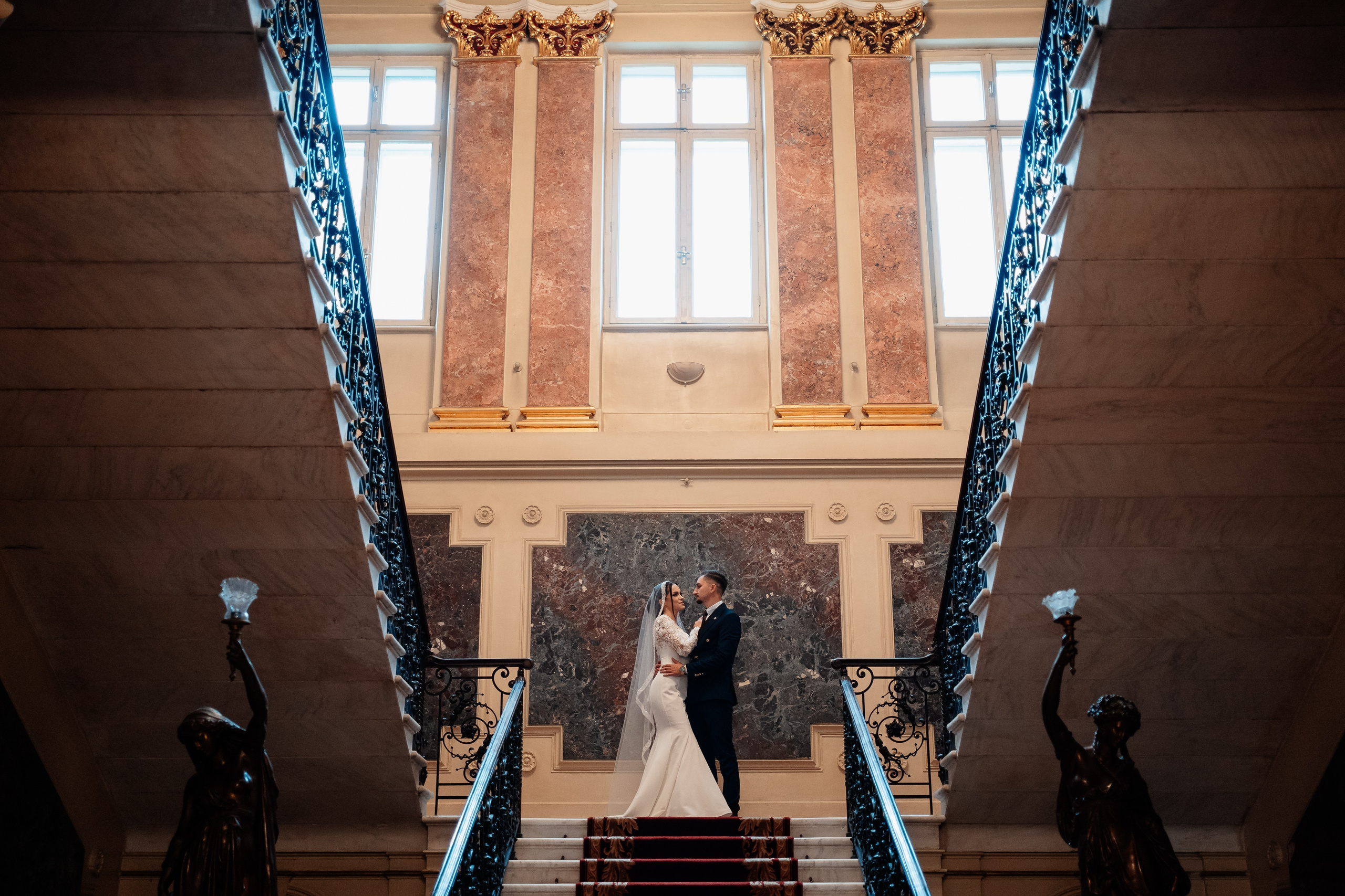 Moment emoționant între miri în ziua nunții, surprins într-un cadru natural și romantic, la Reina Events. Fotografie de nuntă profesională, editată artistic pentru a evidenția emoția și eleganța evenimentului.