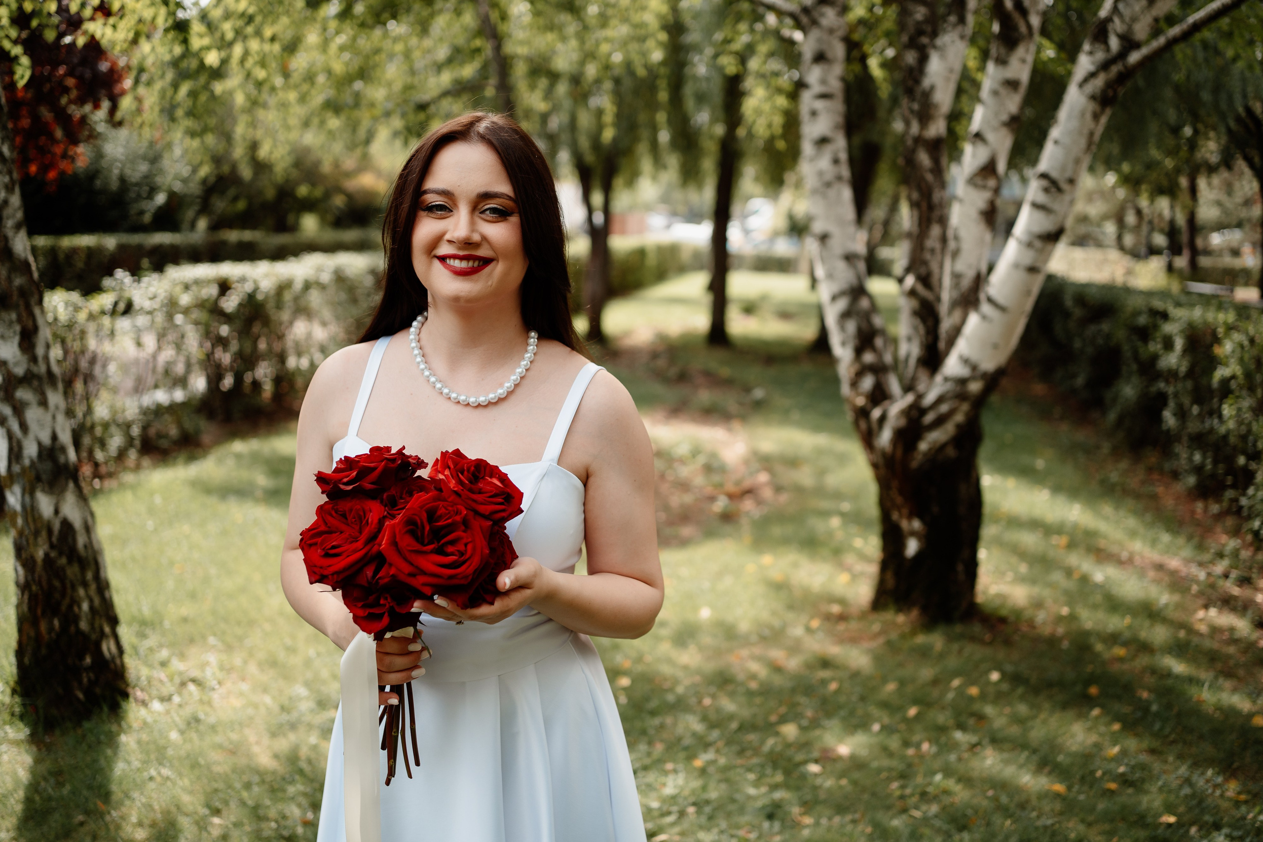 Miri fericiți în fața oficiului stării civile din Ilfov, celebrând începutul unei noi vieți împreună. Fotografie de cununie civilă, capturând naturalețea și bucuria momentului special.
