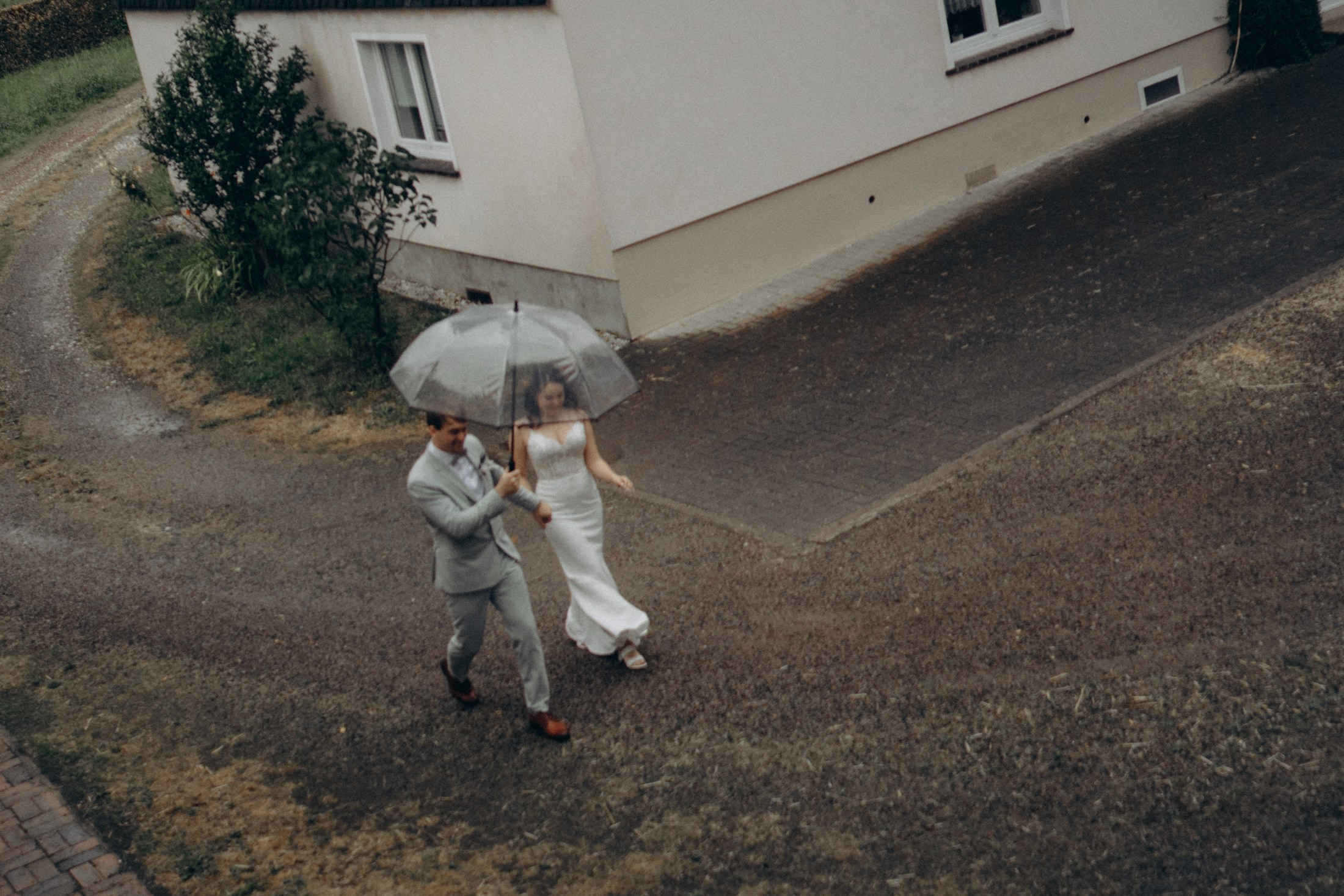 Свадебное фото в Дрездене — жених с зонтом ведет невесту под дождем