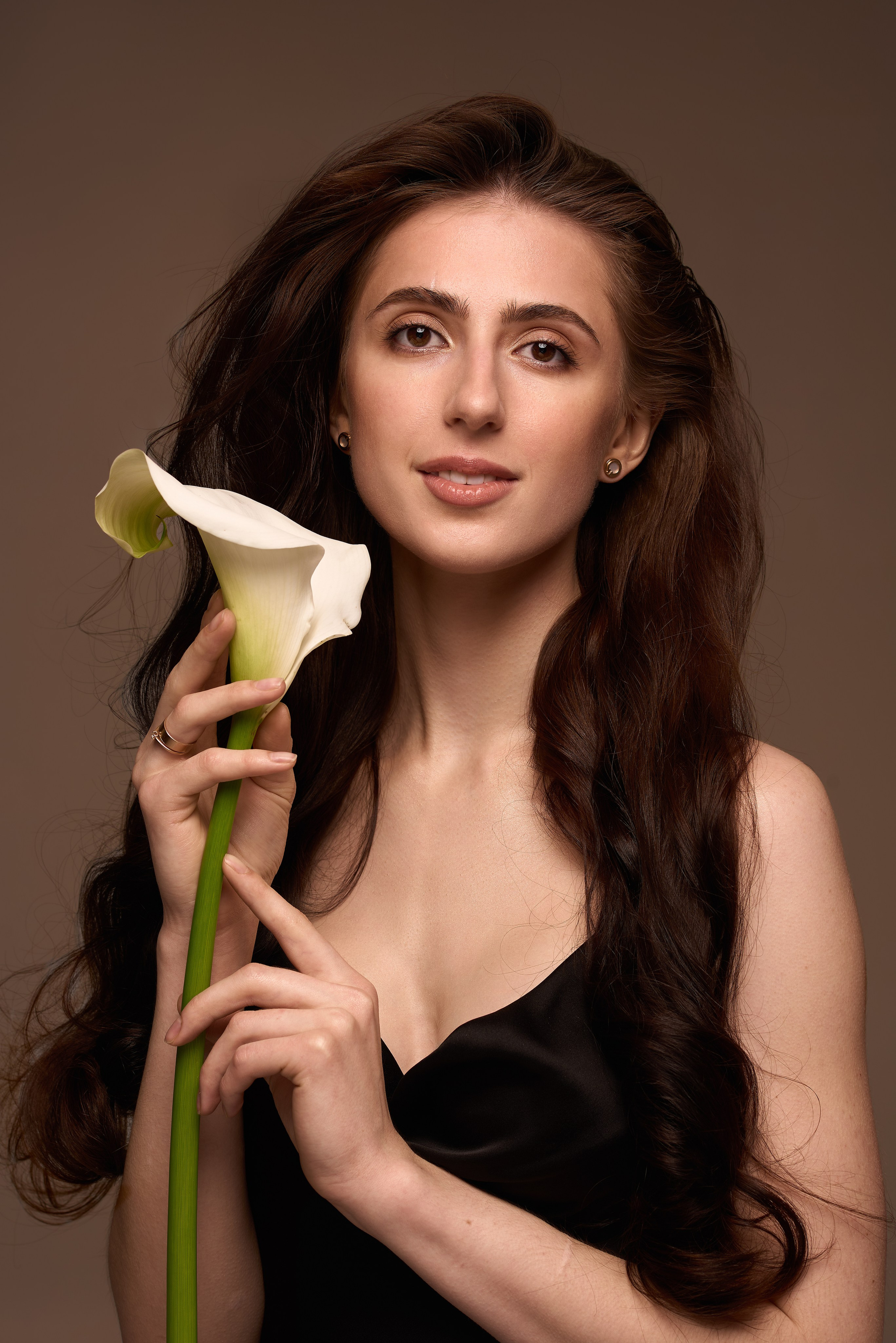 Ekskluzywna sesja portretowa – ujęcie kobiety w czerni, podkreślające jej naturalność i kobiecość