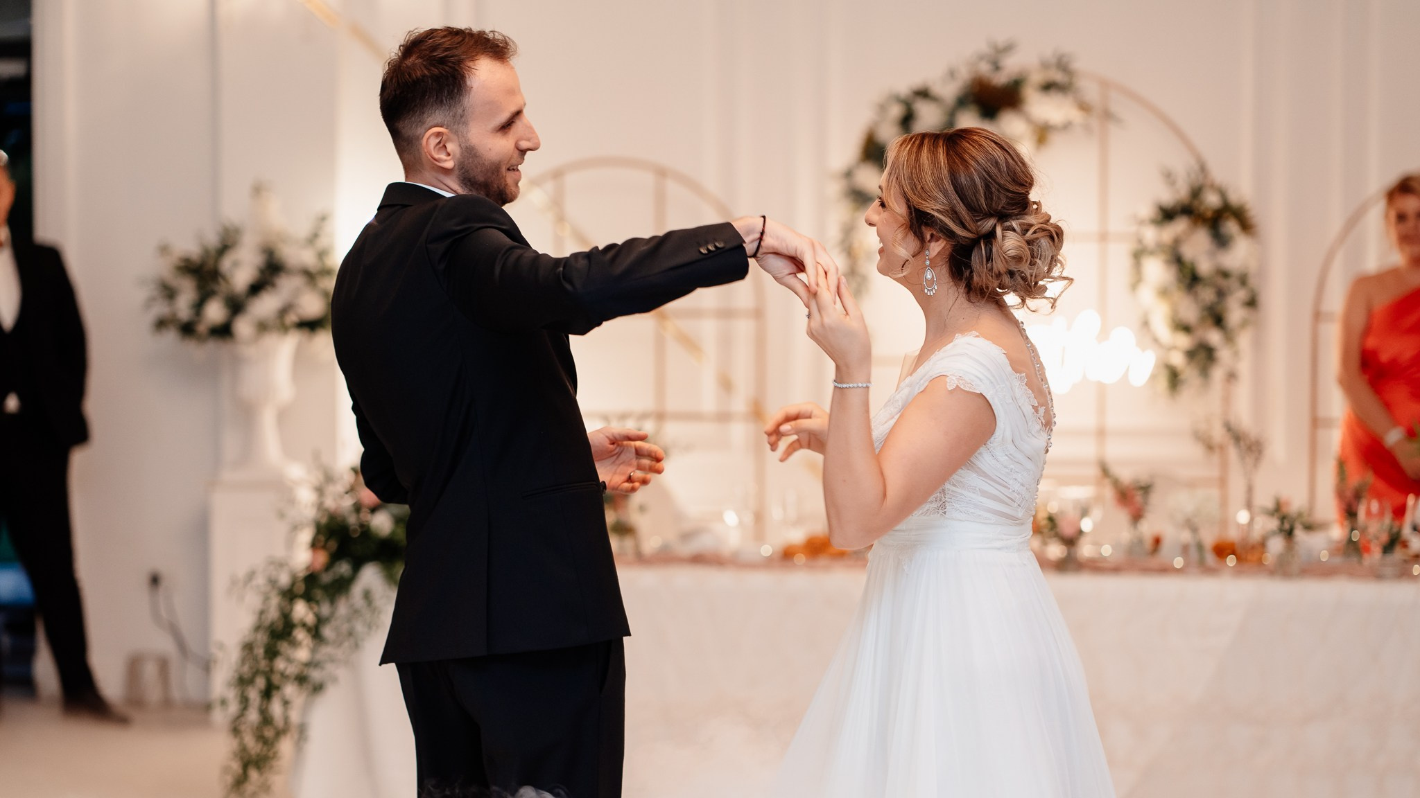 Moment emoționant între miri în ziua nunții, surprins într-un cadru natural și romantic, la Conacul din Livada. Fotografie de nuntă profesională, editată artistic pentru a evidenția emoția și eleganța evenimentului.