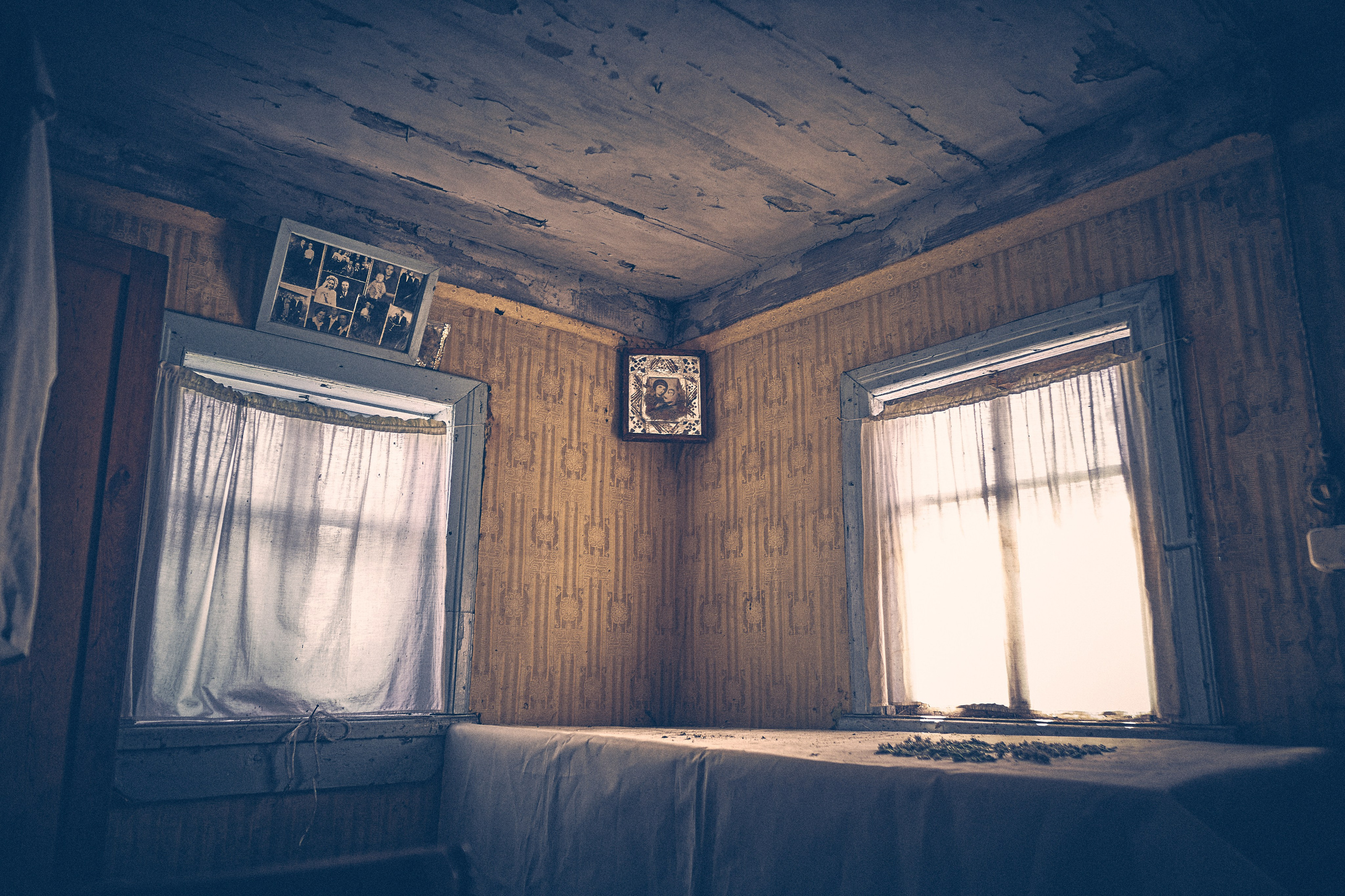 Andriej Szypiłow - Fotograf i Wideograf - Reportaż artystyczny - wizyta rodzinna in the middle of nowhere. Zabita dechami wieś na granicy Białorusi i Polski.