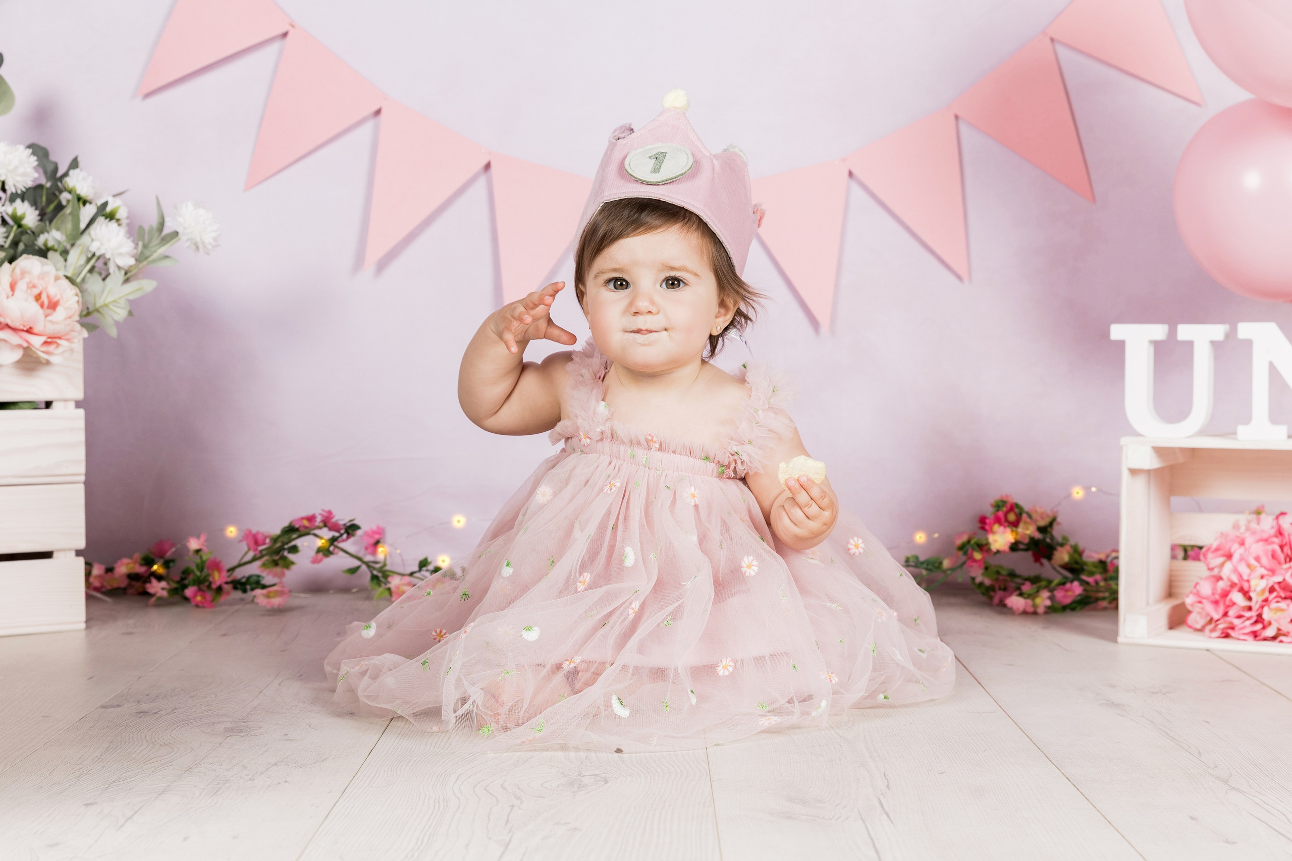 Sesión de fotos 1 año con familia y tarta | Rainbox. Rainbox Estudio de Fotografía