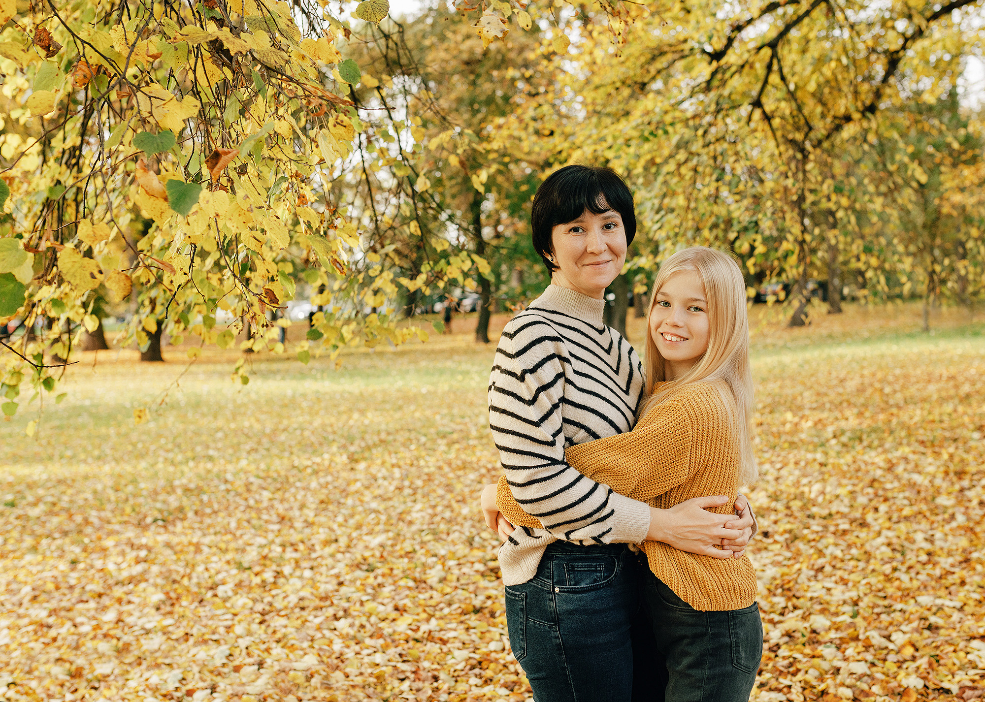 Катя с семьей в осеннем парке. Семейный и свадебный фотограф в Праге Наталья Федори