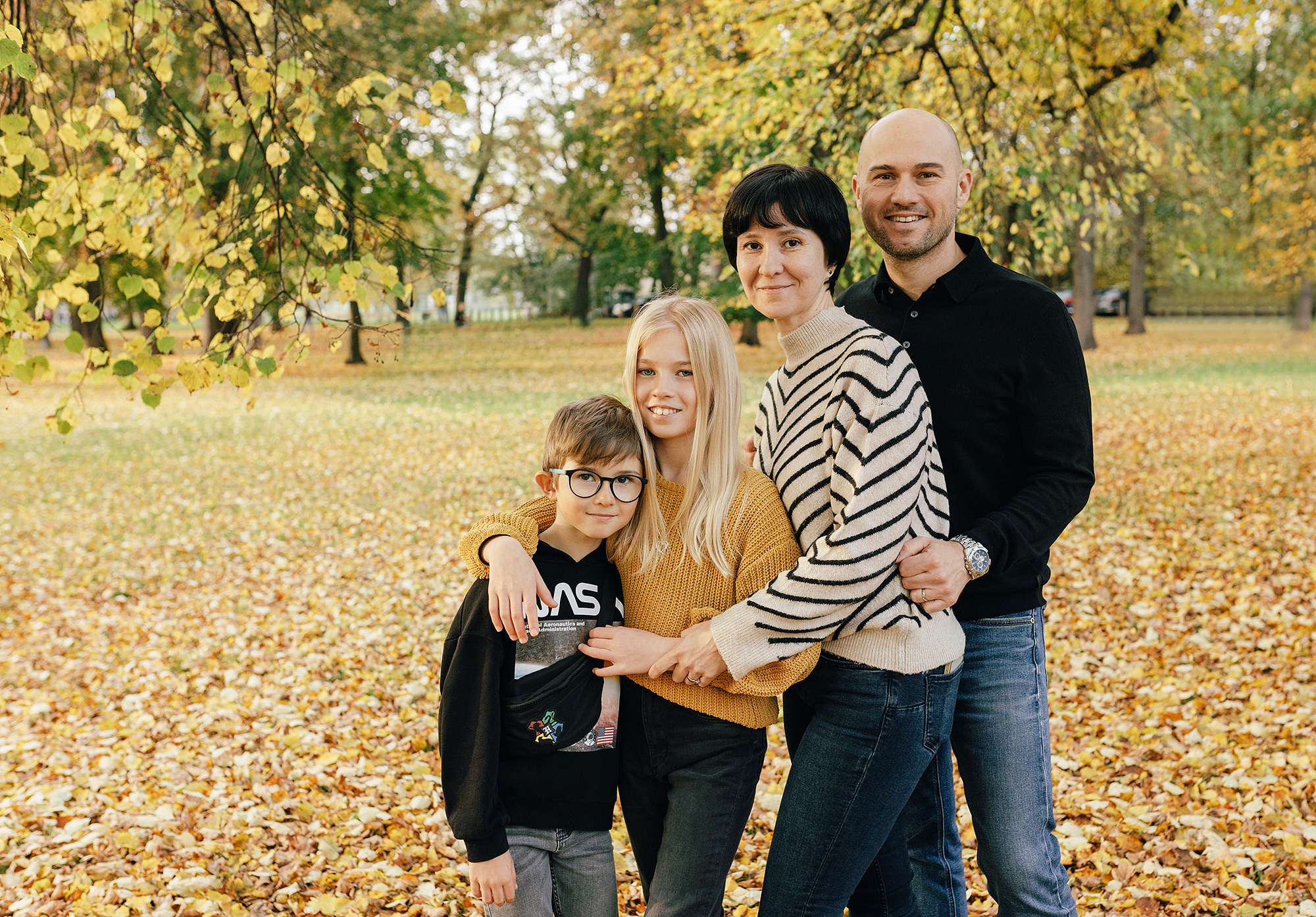 Катя с семьей в осеннем парке. Семейный и свадебный фотограф в Праге Наталья Федори