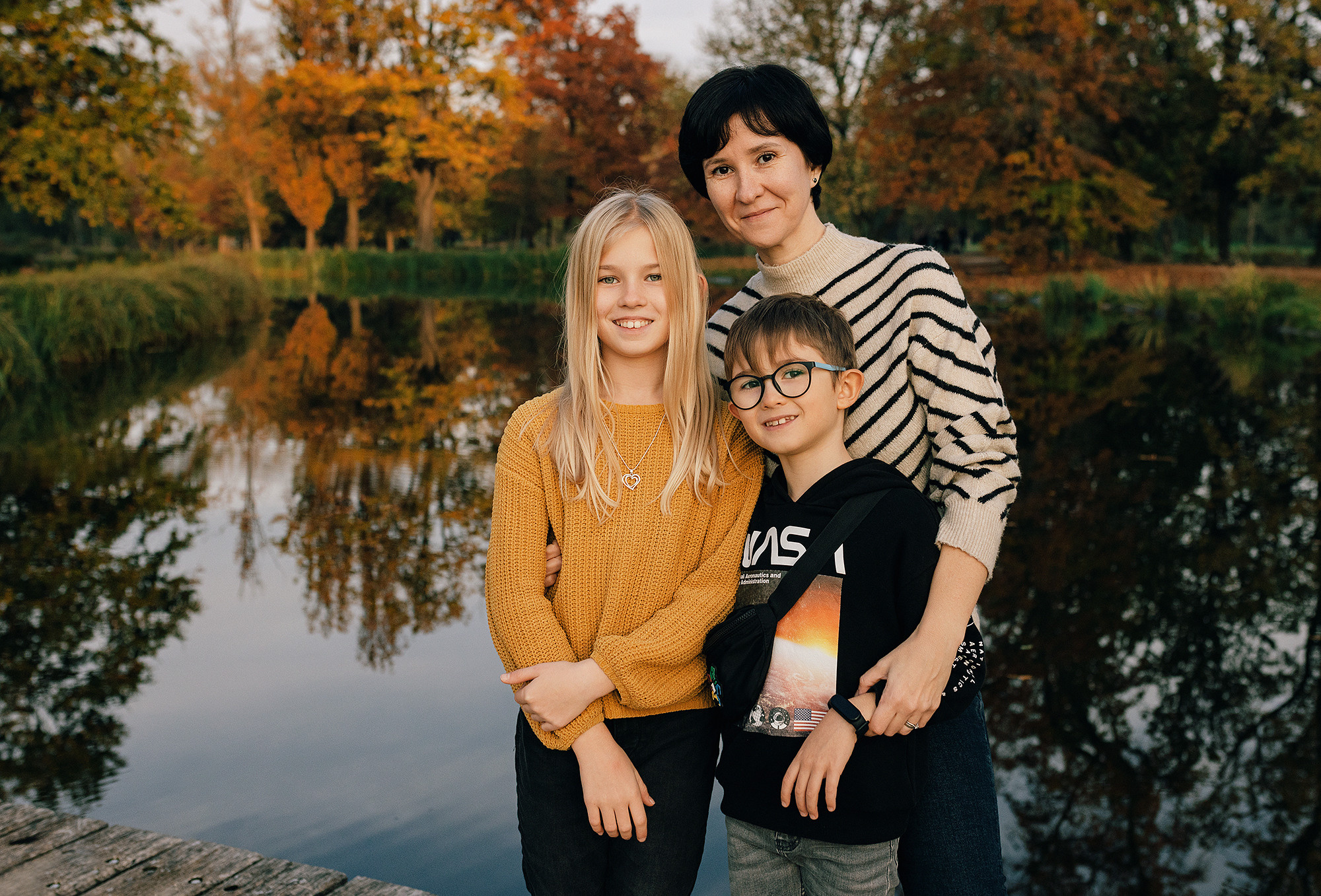 Катя с семьей в осеннем парке. Семейный и свадебный фотограф в Праге Наталья Федори