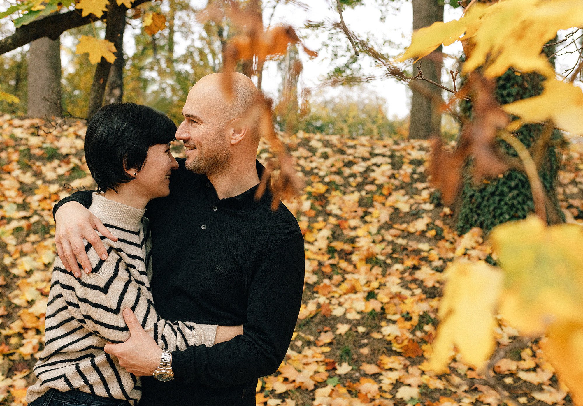 Катя с семьей в осеннем парке. Семейный и свадебный фотограф в Праге Наталья Федори