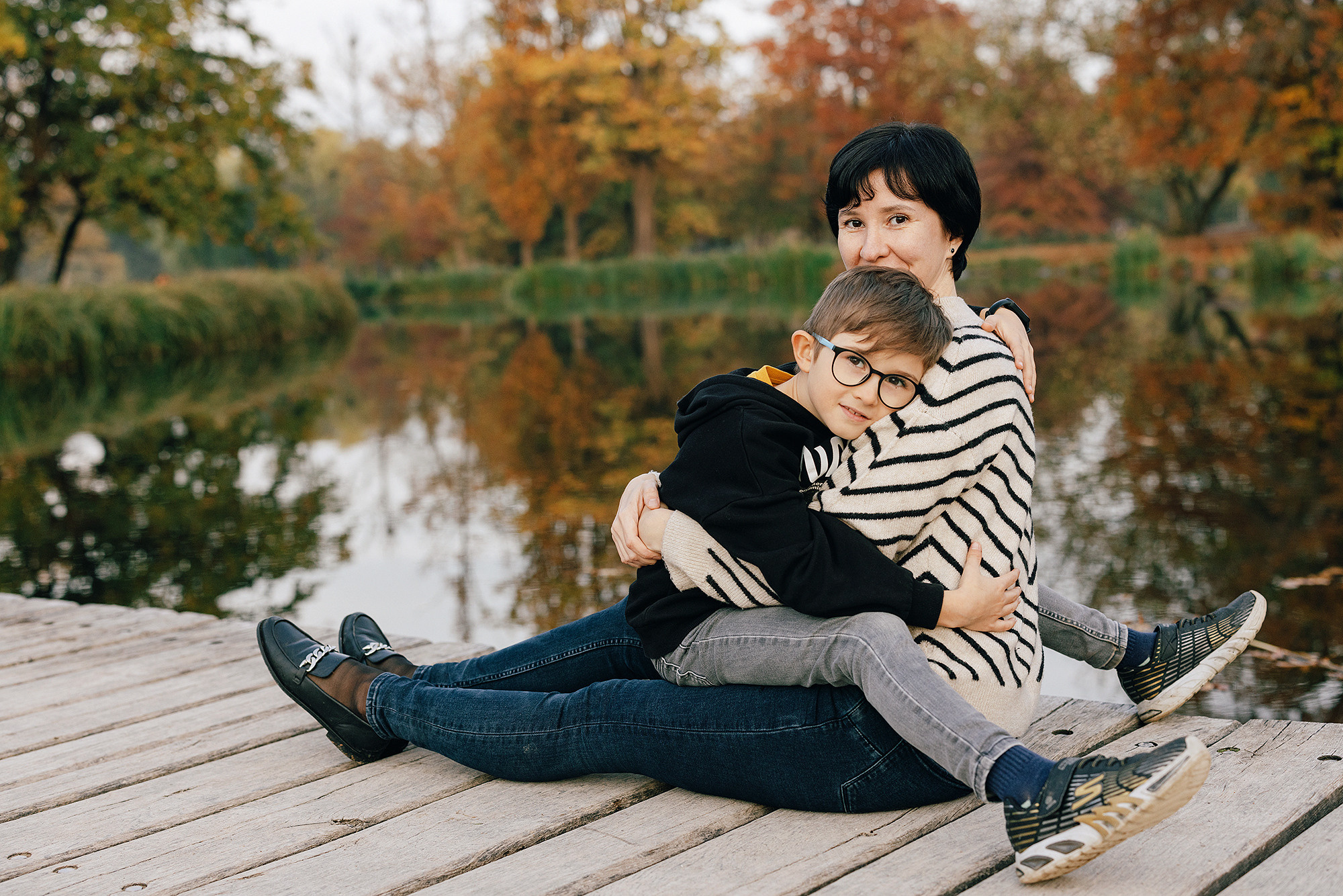 Катя с семьей в осеннем парке. Семейный и свадебный фотограф в Праге Наталья Федори