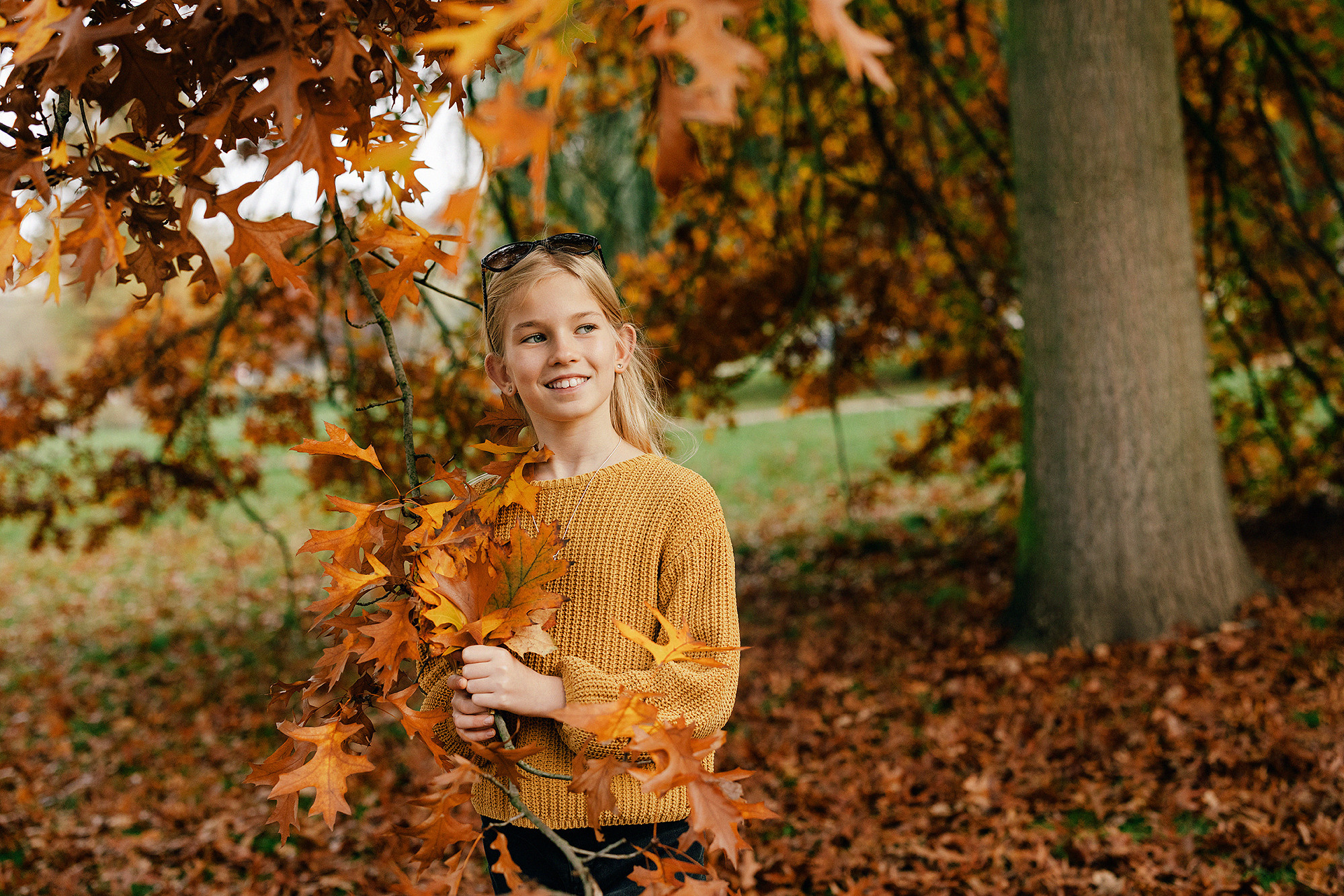 Катя с семьей в осеннем парке. Семейный и свадебный фотограф в Праге Наталья Федори