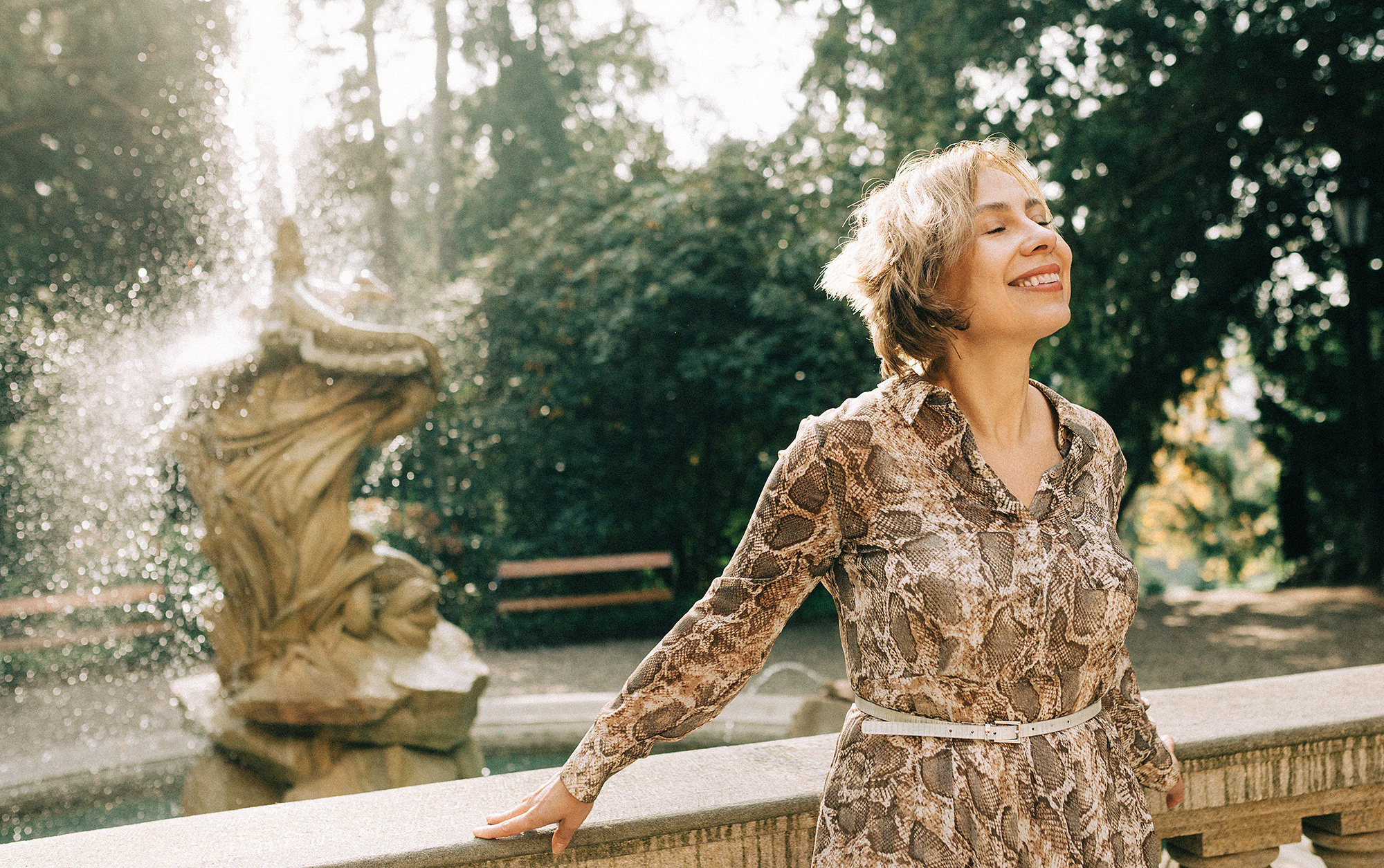 Анна с семьей в парке. Rodinný a svatební fotograf v Praze