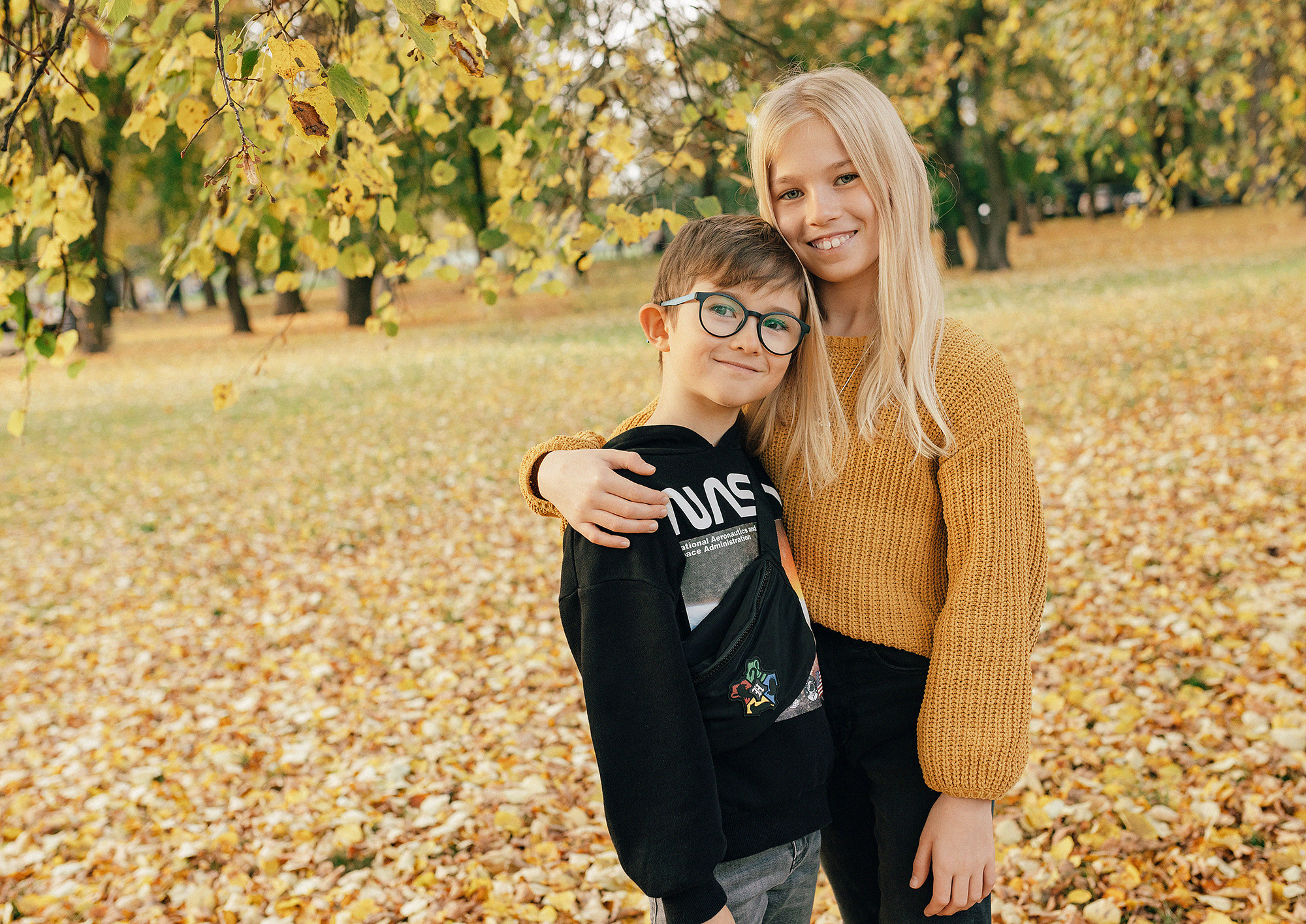 Катя с семьей в осеннем парке. Семейный и свадебный фотограф в Праге Наталья Федори