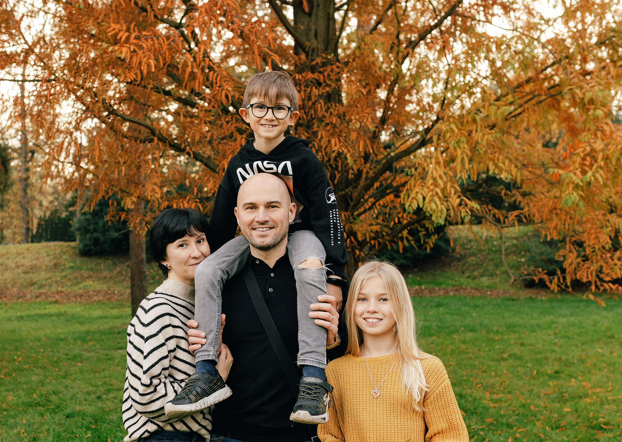 Катя с семьей в осеннем парке. Семейный и свадебный фотограф в Праге Наталья Федори