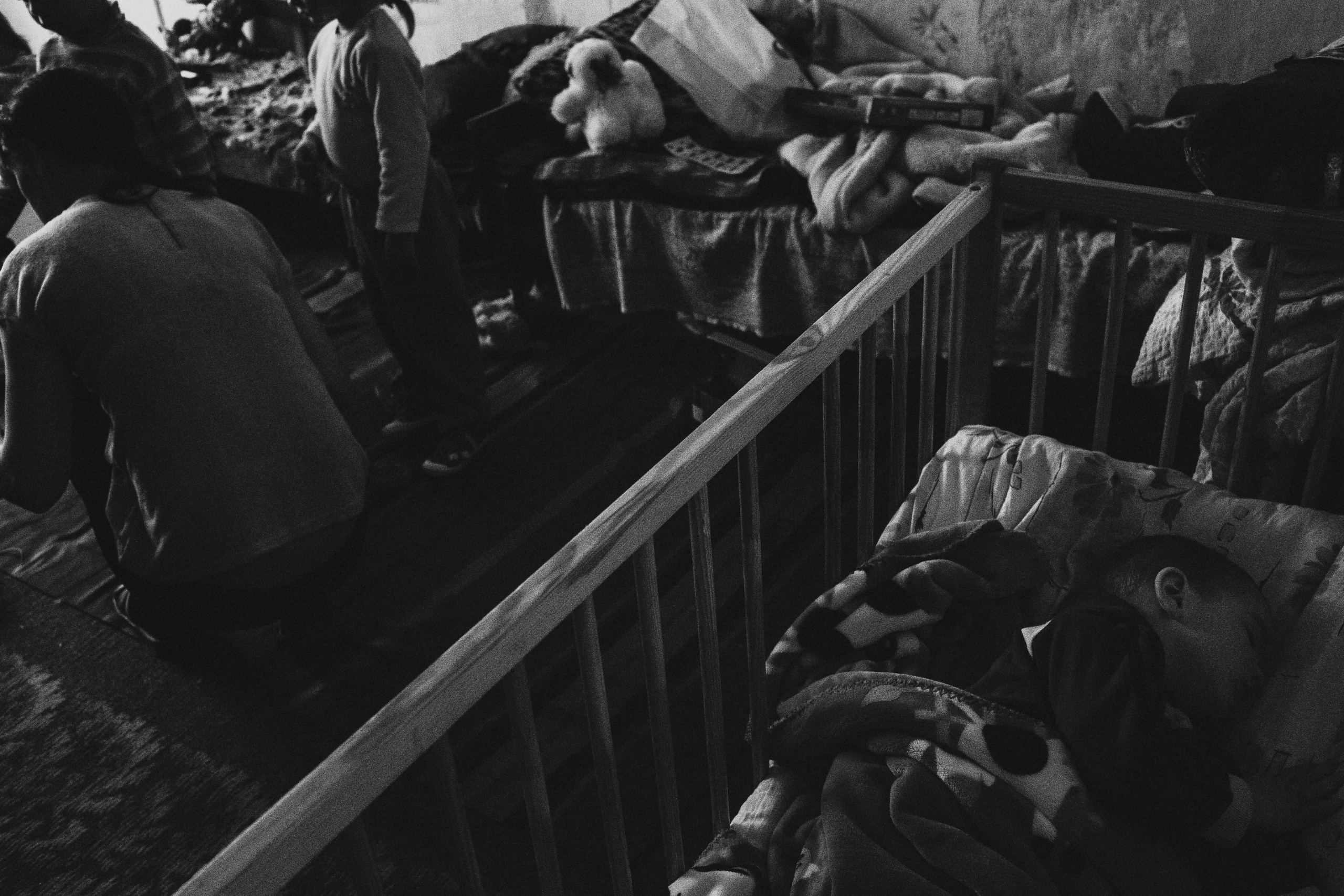 чёрно-белая социальная документальная фотография портрет бедность ребенок сон кроватка Фотограф в Ирландии