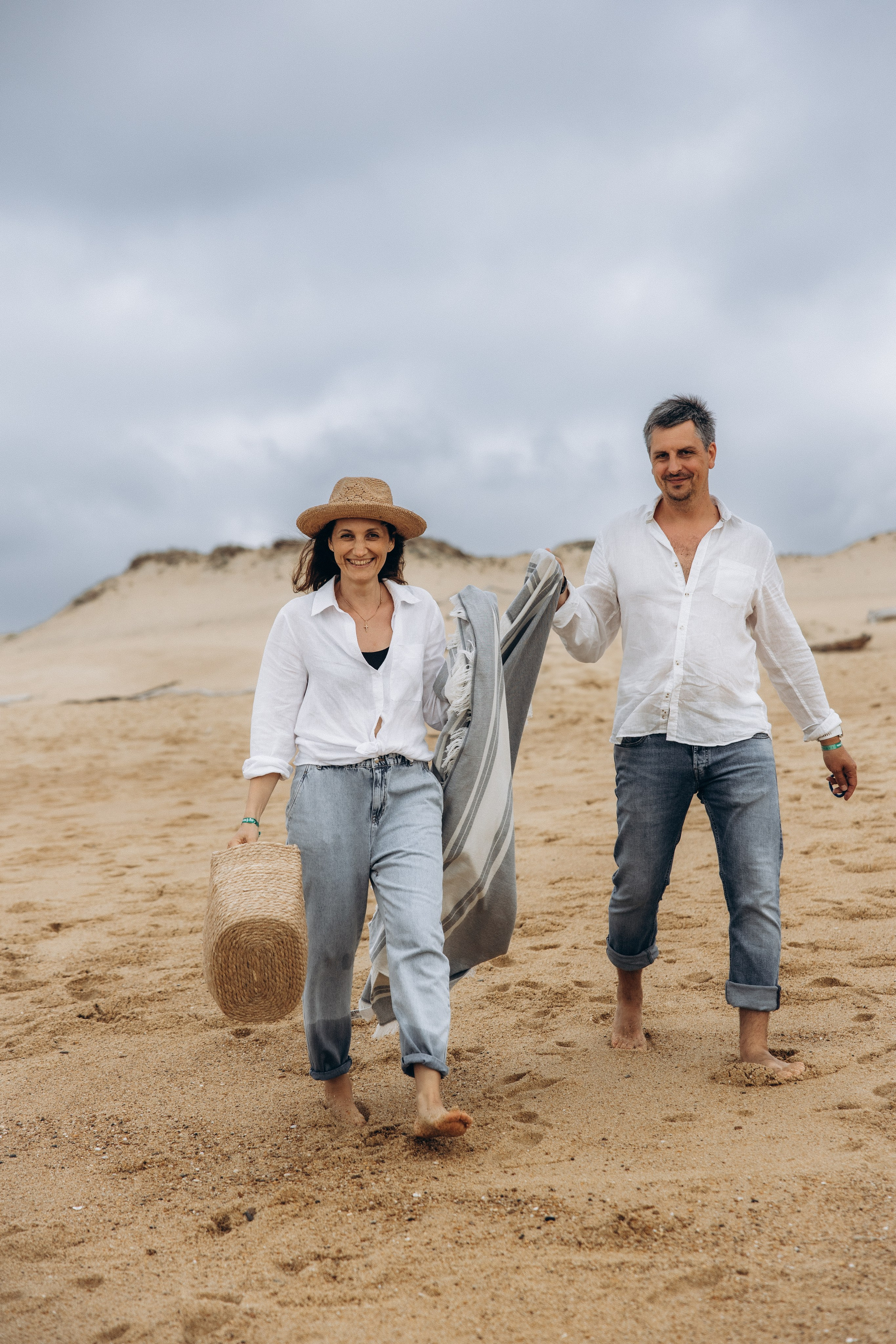 Family photoshoot by the ocean. Labenne Ocean Beach 2024. Eugenie Smirnova — wedding, corporate and lifestyle photographer in Toulouse and Southwest France