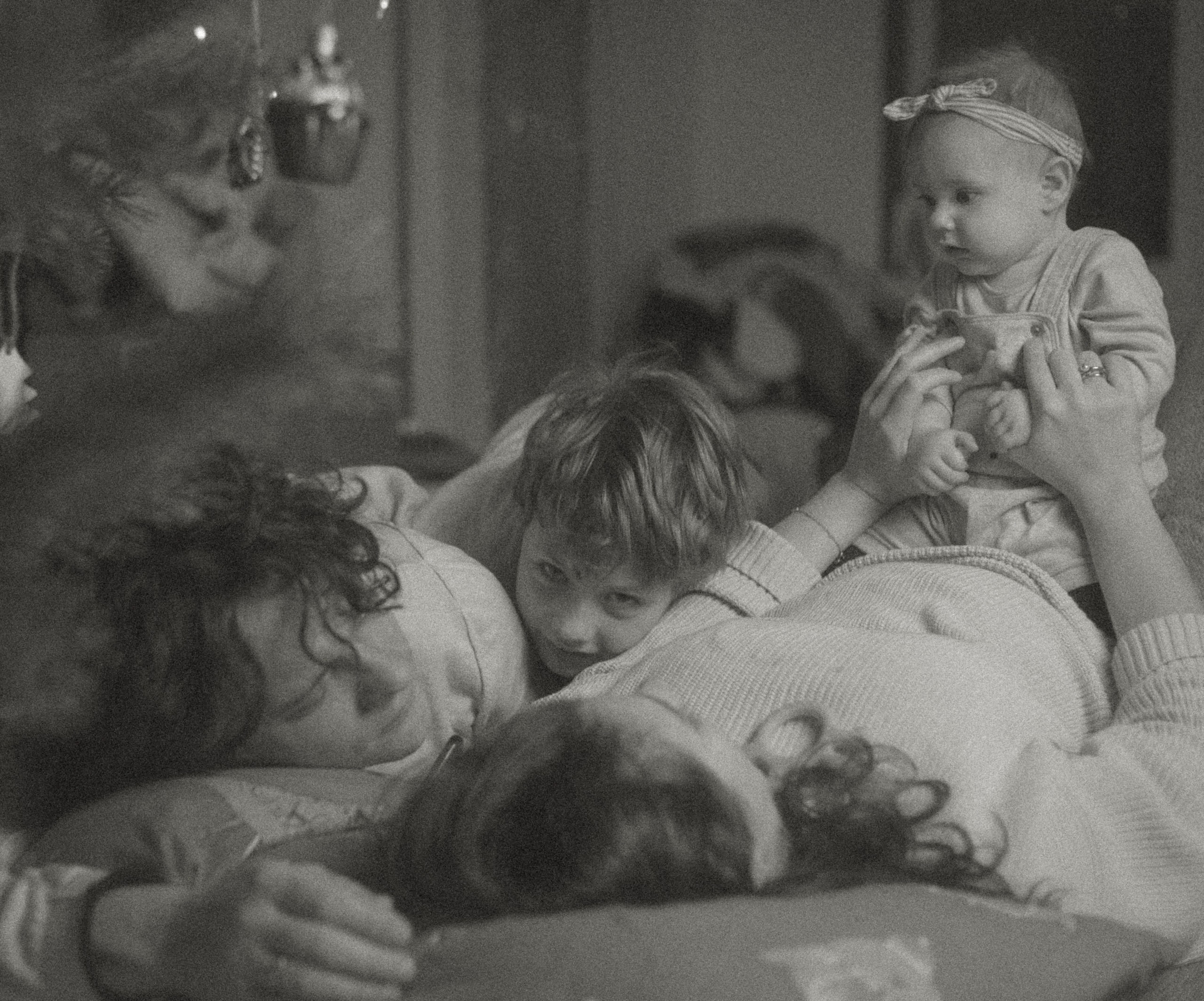 Séance photo de famille pour Noël. Histoires d’amour, séances photos de famille et de mariage en France