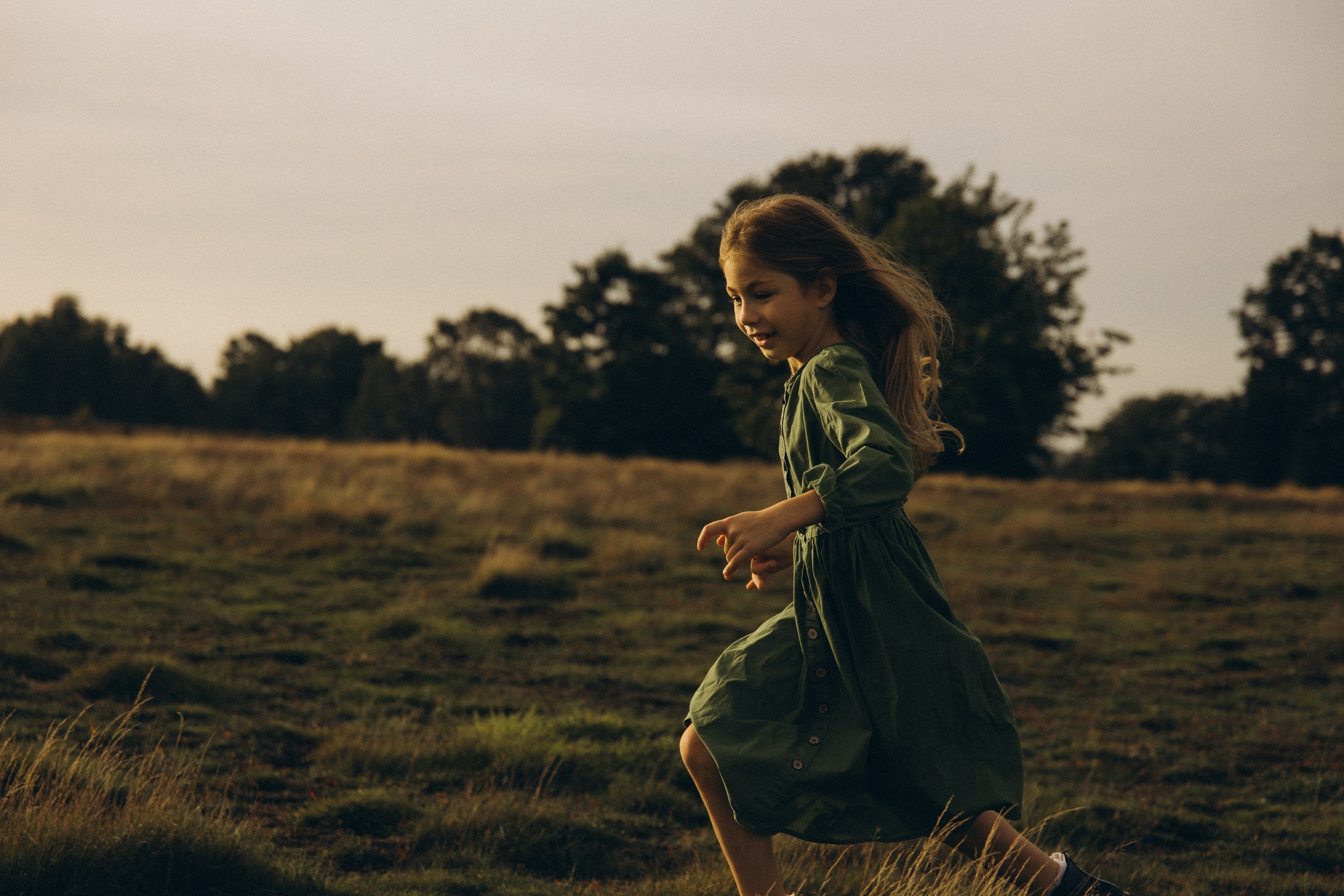 Mama und ihre zwei bezaubernden Töchter in einer familiären Fotosession. Familien & Hochzeitfotografin Nadja Holzmann