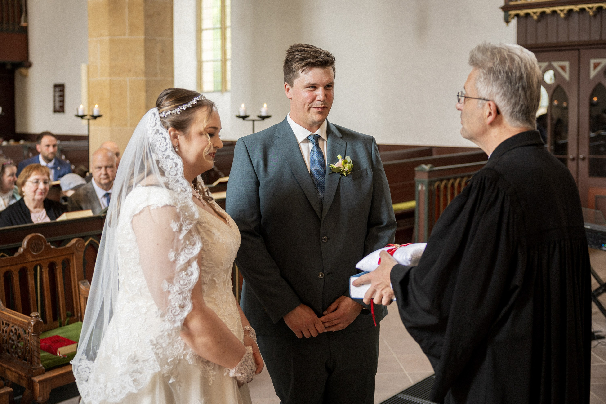 Kirchliche Trauung in Oerlinghausen. Hochzeitfotograf in Bielefeld