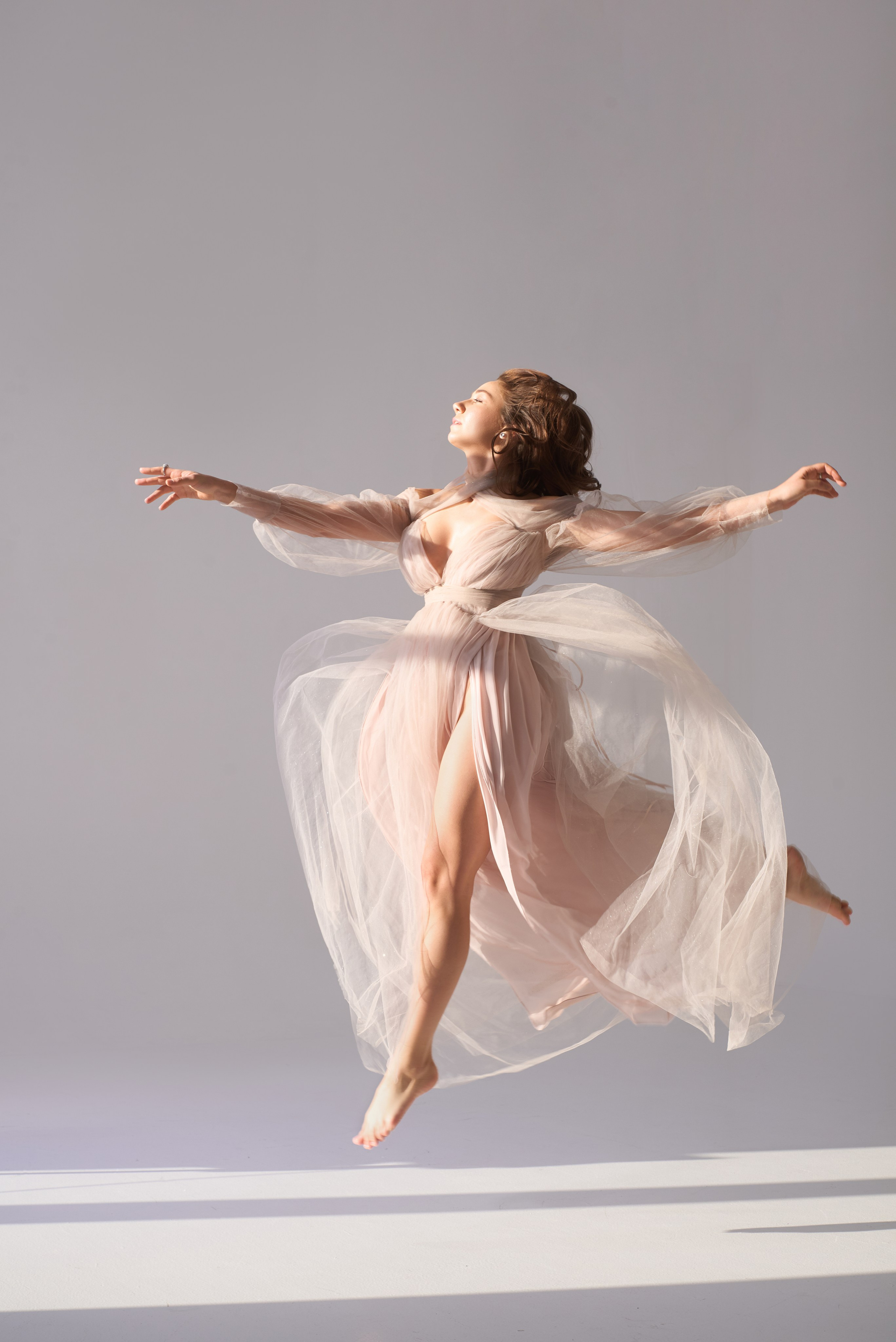 Kreatywna sesja zdjęciowa z skrzydłami i dymem dla Oriany | Fotografia artystyczna. Portrait & Fashion Photographer | Сannes, Paris, Monaco, Dubai, Kyiv — - Alisa Postnykova