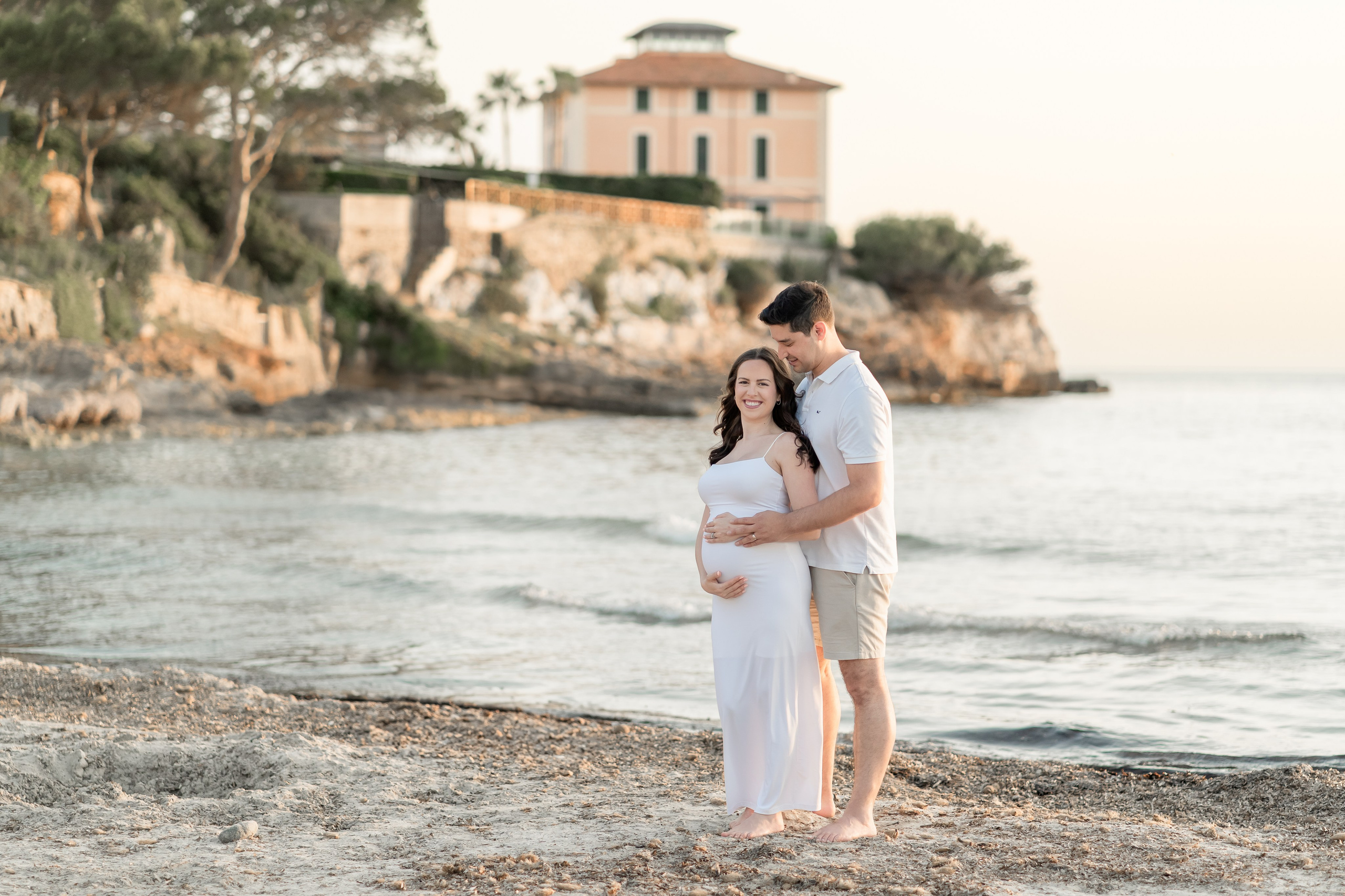 Maternity Photoshoot by the Sea in Mallorca – Natural & Timeless Moments. Deine Fotografin auf Mallorca für Familien und Business